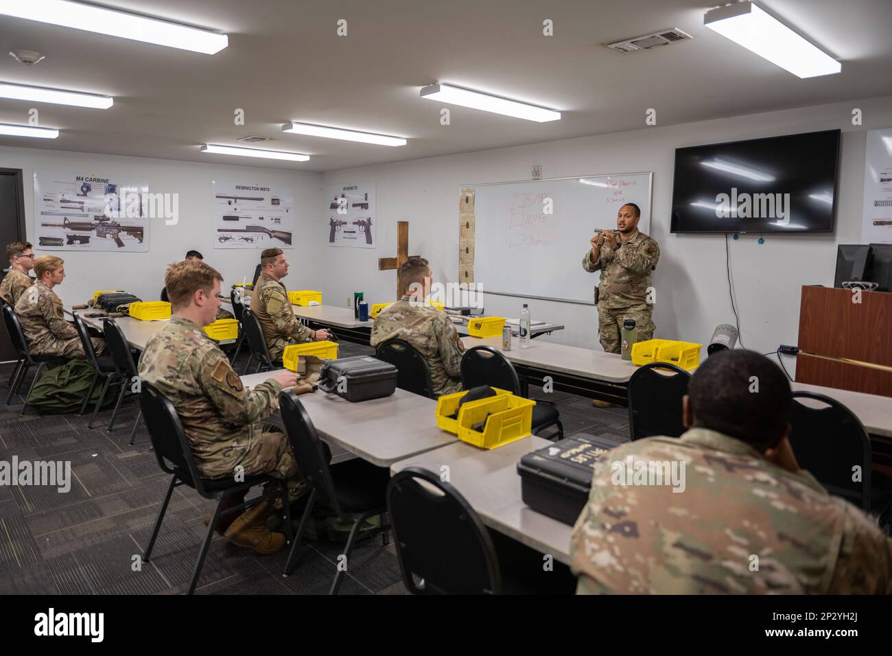 STATI UNITI Nolan Pharris, 23rd istruttore di addestramento e manutenzione delle armi da combattimento Squadron delle forze di sicurezza, conduce una classe di qualificazione M18 Modular Handgun System presso la Moody Air Force base, Georgia, 5 gennaio 2023. I corsi di qualificazione si tengono ogni giorno dal lunedì al venerdì. Il CATM può qualificare gli Airmen su sei armi diverse: Il M4 Carbine, Beretta M9, M18 MHS, Remington M870 fucile, Mitragliatrice M240 e mitragliatrice leggera M249. Foto Stock