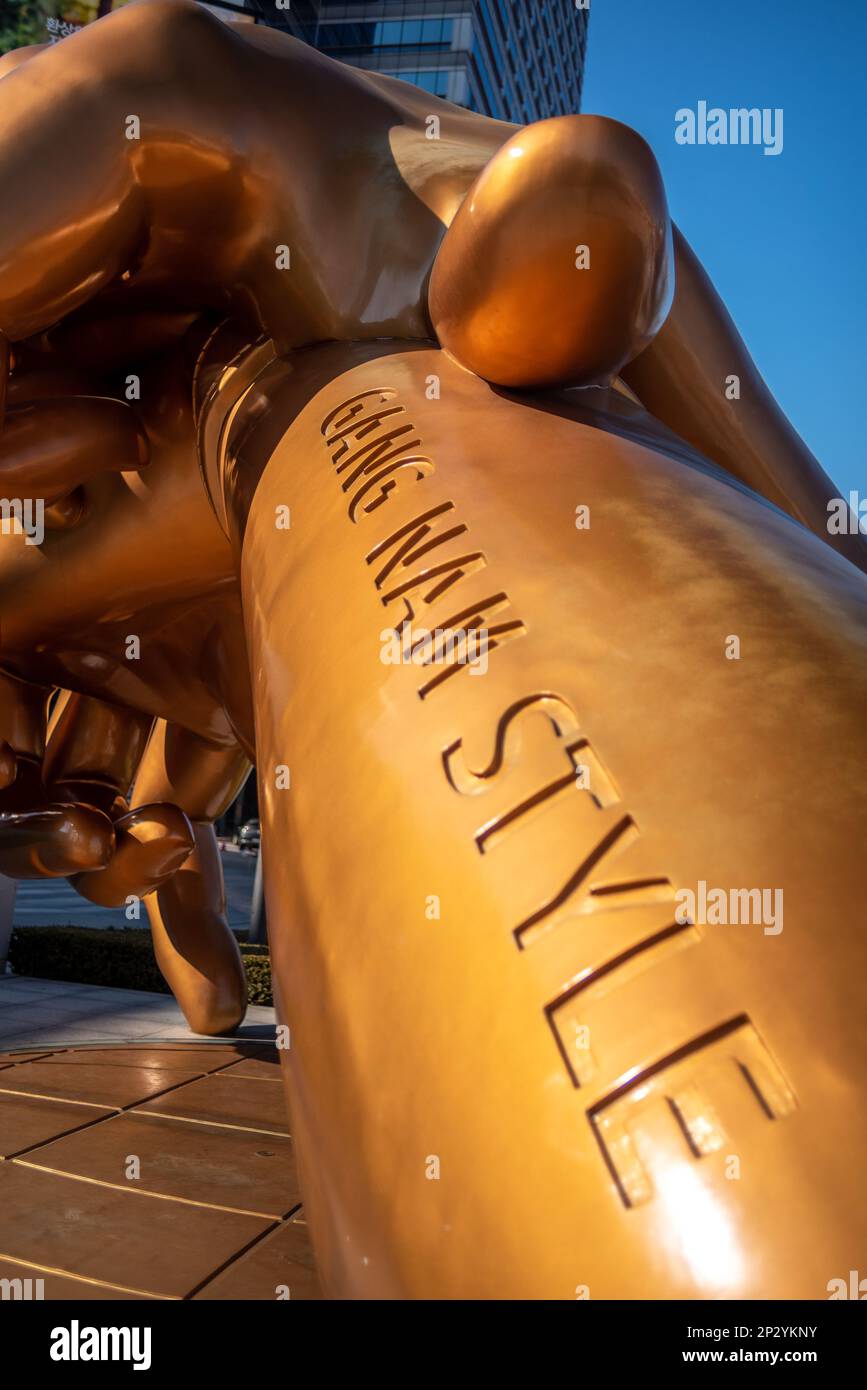 Statua in bronzo della famosa canzone kpop in stile Gangnam di Psy di fronte al centro commerciale COEX di Seoul, Corea del Sud, il 24 ottobre 2021 Foto Stock