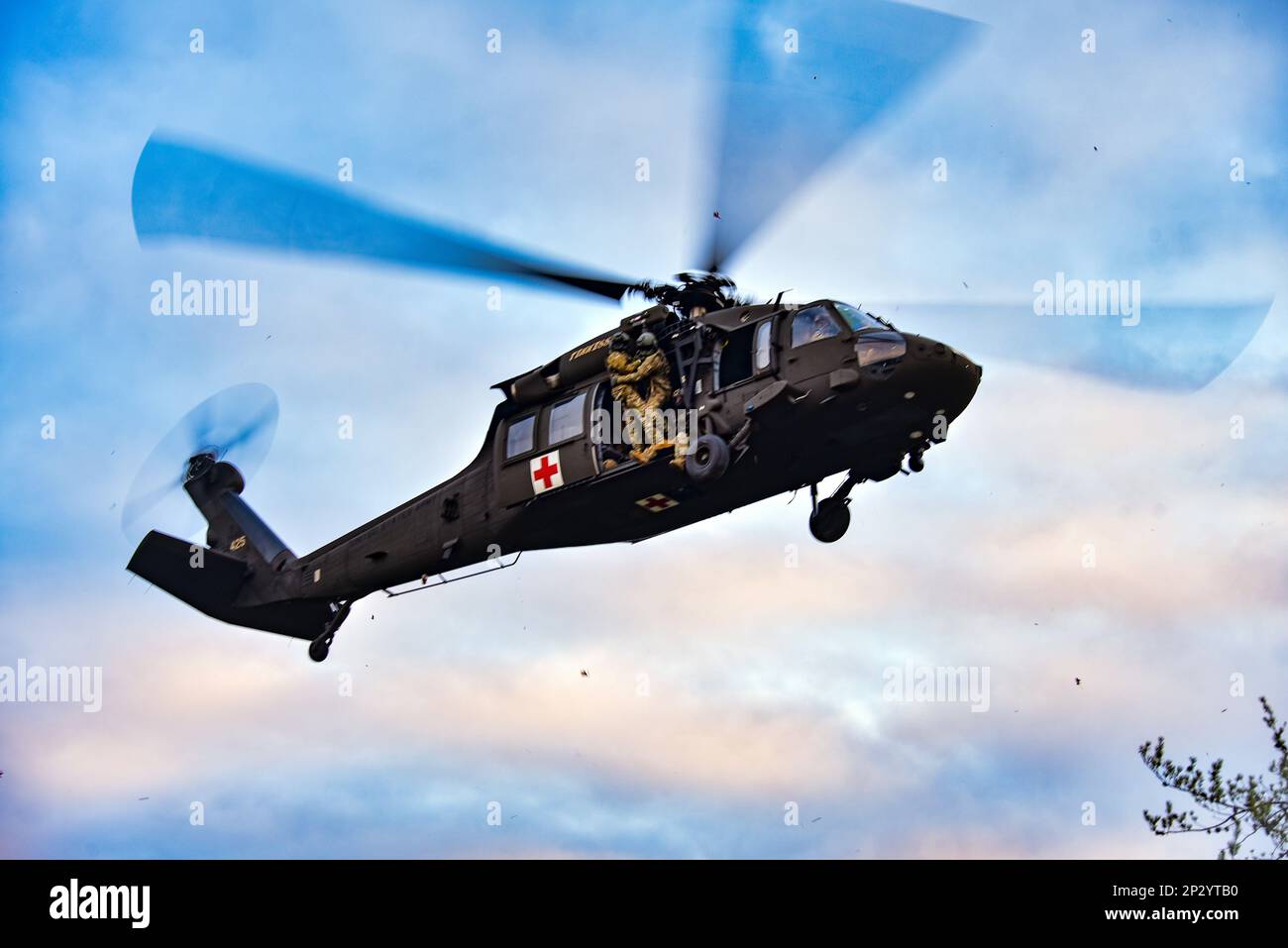 Un Blackhawk del battaglione di elicottero d'assalto 1-230th della Guardia Nazionale del Tennessee, mentre i medici si preparano a scendere durante il SAREX 23 nel Pickett state Park vicino a Jamestown, TN 7 gennaio 2023. Il gruppo ha lavorato al monitoraggio, alla localizzazione e all'evacuazione delle persone scomparse nell'ambito di un esercizio di formazione con altre agenzie militari e civili per rafforzare le partnership in un ambiente comune. Foto Stock