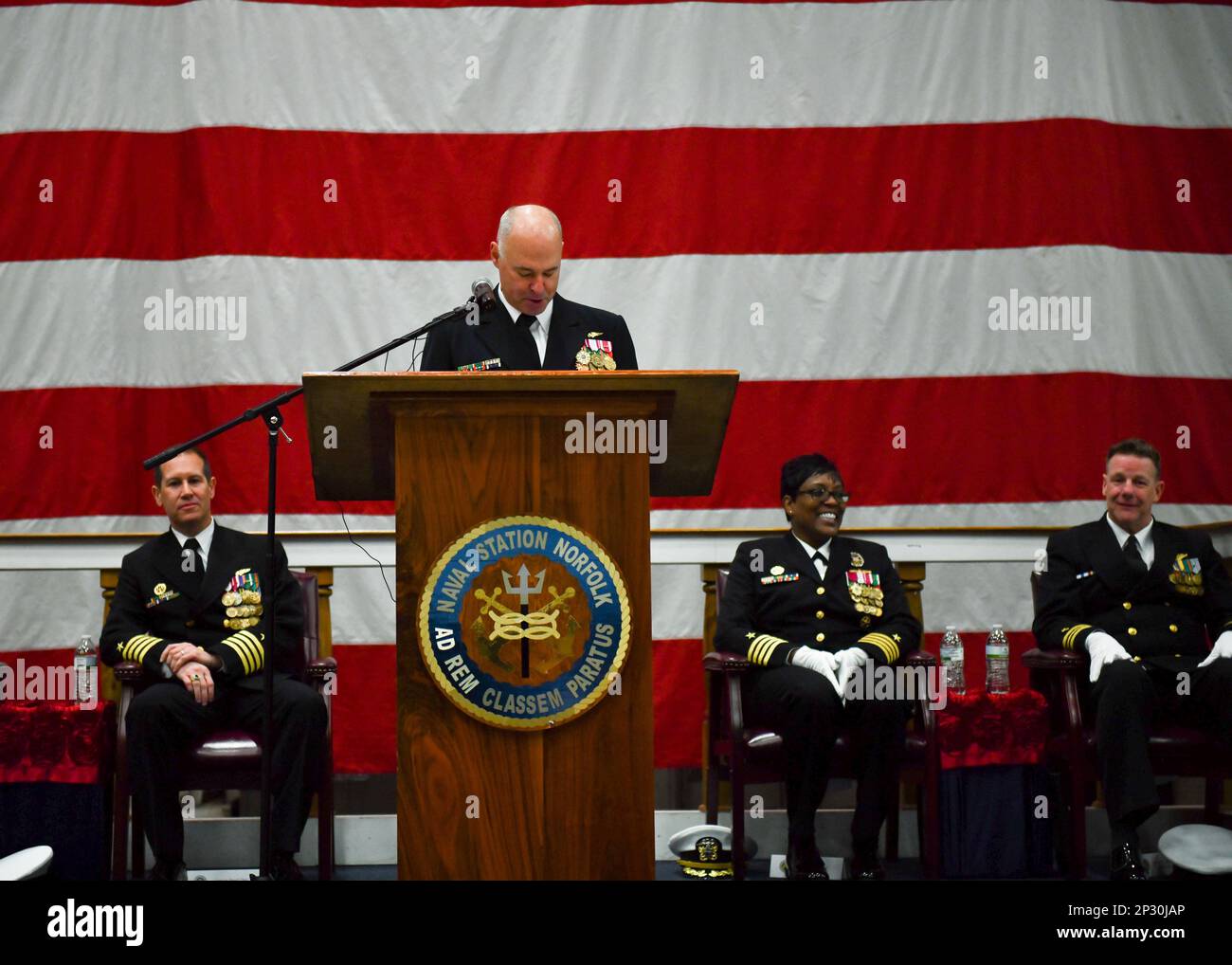 230203-N-ZV473-1062 NORFOLK, VA (03 febbraio 2023) il Comandante, Navy Region Mid Atlantic, ADM posteriore. Christopher Gray, parla alla cerimonia del cambio di comando della Naval Station Norfolk tenutasi all'interno della baia hangar di Airborne Command & Control Squadron 24 (VAW-24), 03 febbraio 2023. Durante la cerimonia, NAVSTA Norfolk ha accolto il suo primo ufficiale comandante nero. Foto Stock