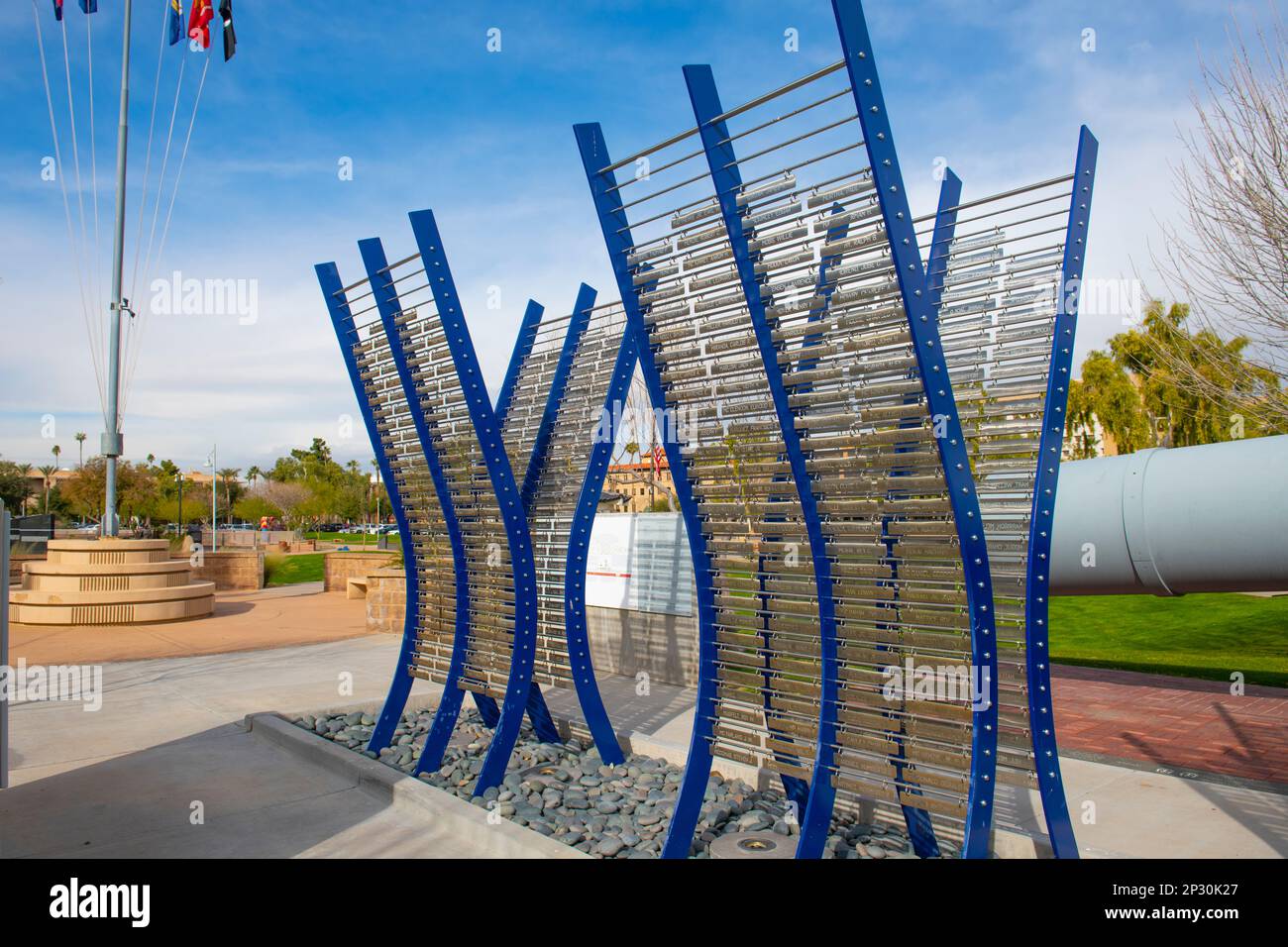 USS Arizona Memorial a Wesley Bolin Memorial Plaza di fronte all'edificio del Campidoglio dell'Arizona, nella città di Phoenix, Arizona, Arizona, USA. Foto Stock