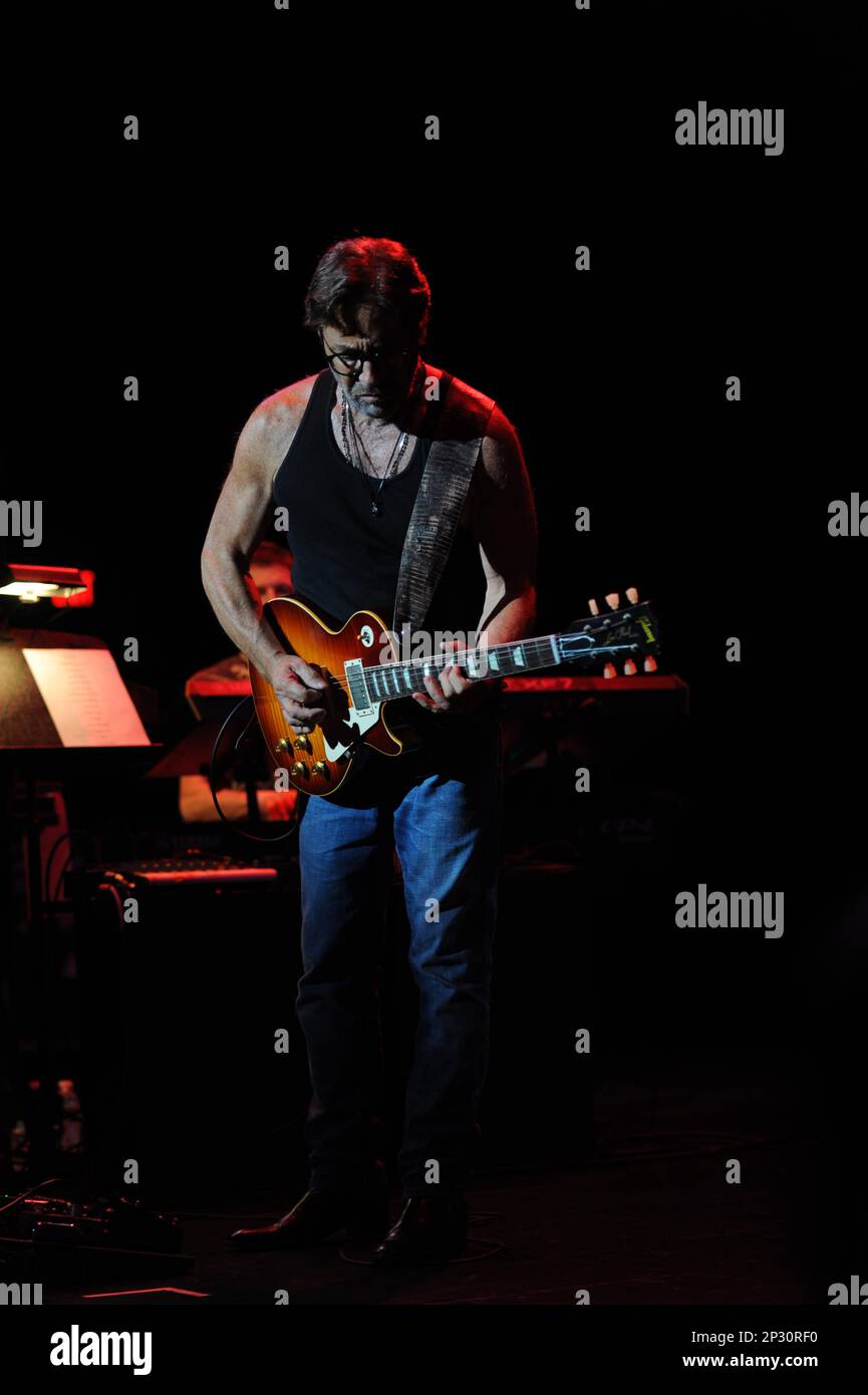 April 23, 2015: Al Di Meola performed his Elegant Gypsy & More Electric Tour at the Balboa Theatre in San Diego California. (Icon Sportswire via AP Images) Foto Stock