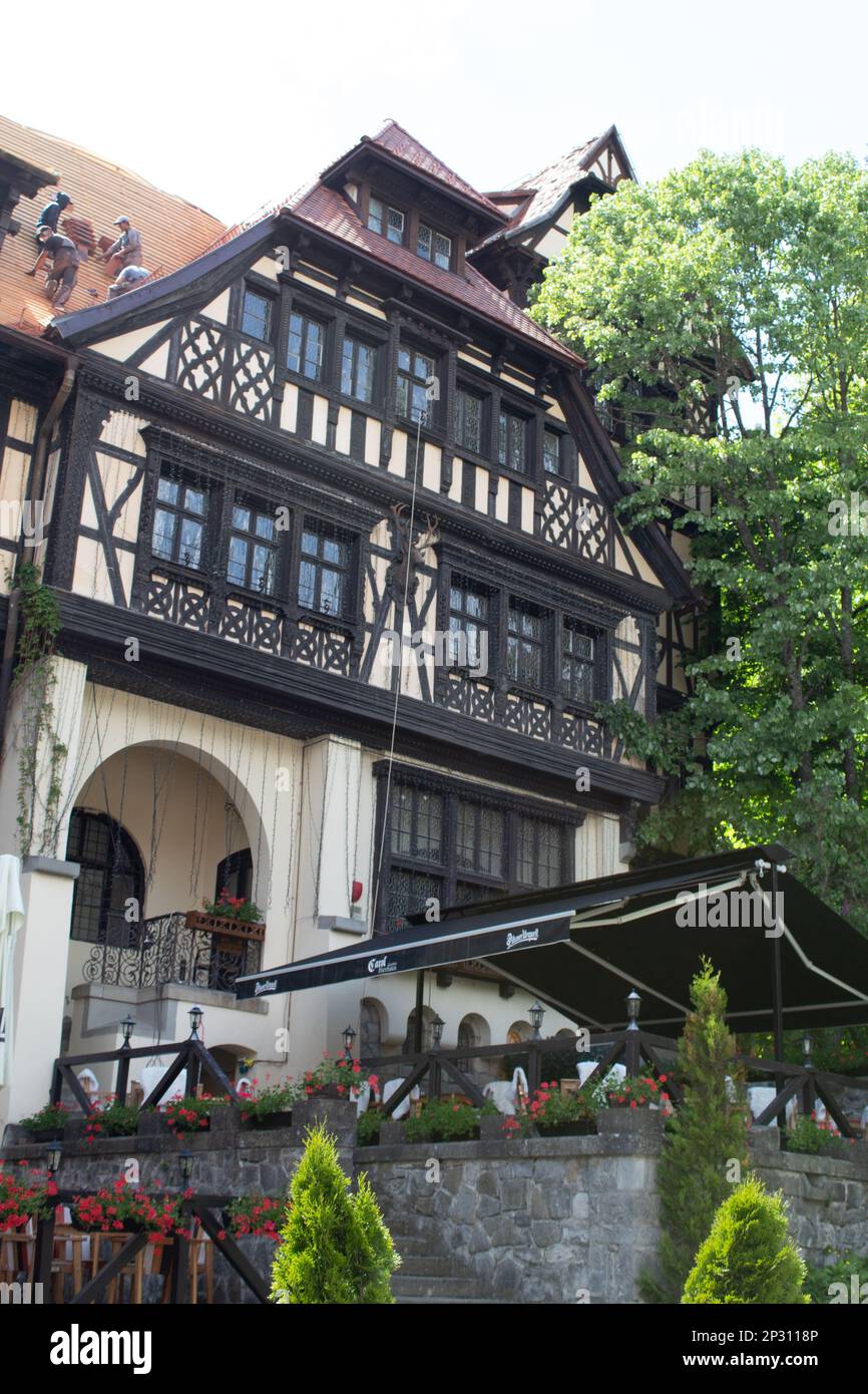 Sinaia, Romania, avvicinandosi al castello di Peleș Foto Stock