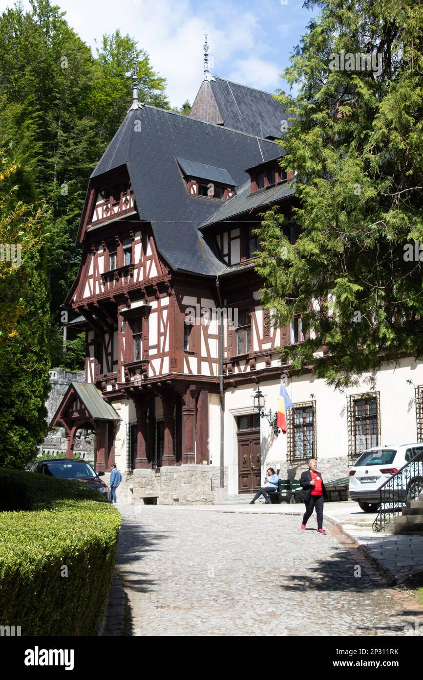 Sinaia, Romania, avvicinandosi al castello di Peleș Foto Stock