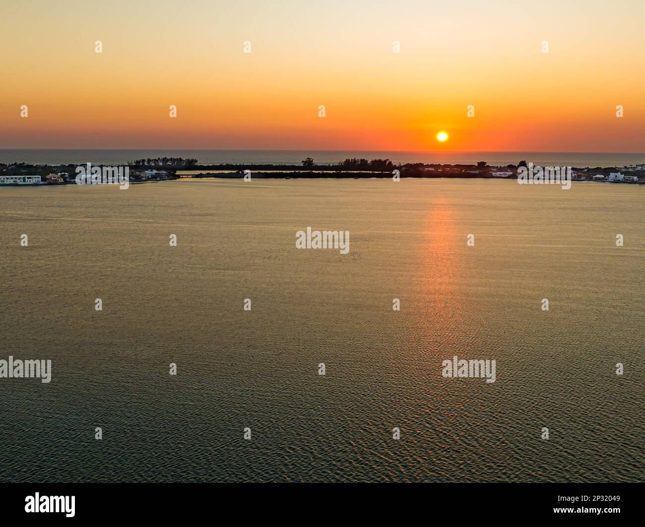 Tardo pomeriggio tramonto aereo su St. Armands Key, Sarasota, Florida e Sarasota Bay al largo della costa occidentale della Florida. Foto Stock