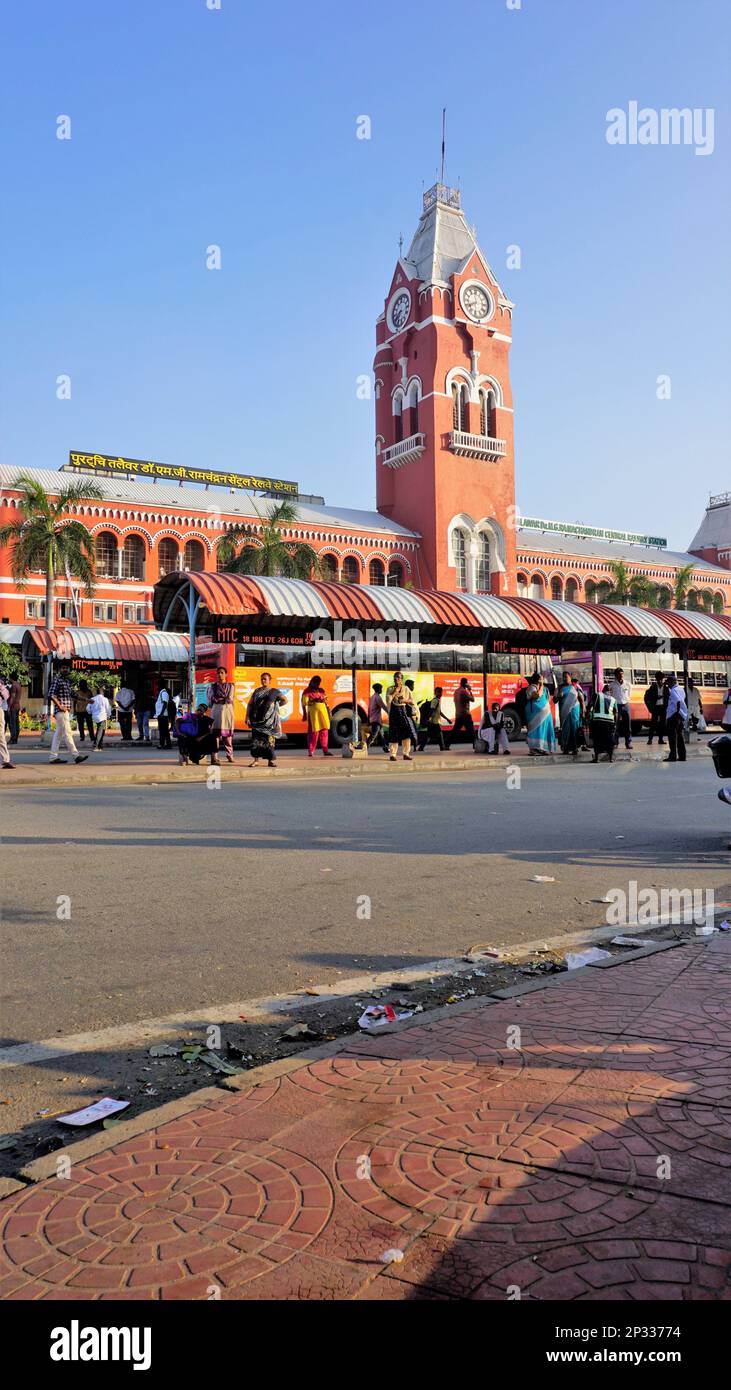 Chennai,Tamilnadu,India-Dicembre 29 2022: Fermata dell'autobus di fronte a Puratchi Thalaivar Dr MGR Stazione ferroviaria centrale di Chennai City. Foto Stock