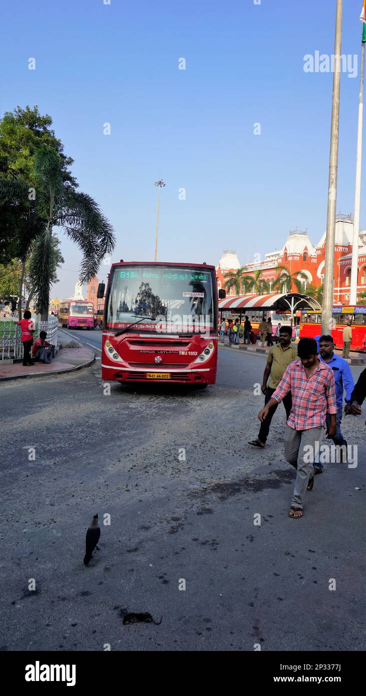 Chennai,Tamilnadu,India-Dicembre 29 2022: Fermata dell'autobus di fronte a Puratchi Thalaivar Dr MGR Stazione ferroviaria centrale di Chennai City. Foto Stock