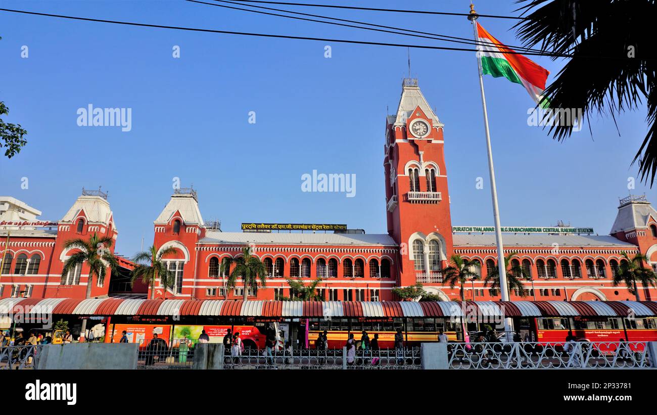 Chennai,Tamilnadu,India-Dicembre 29 2022: Fermata dell'autobus di fronte a Puratchi Thalaivar Dr MGR Stazione ferroviaria centrale di Chennai City. Foto Stock