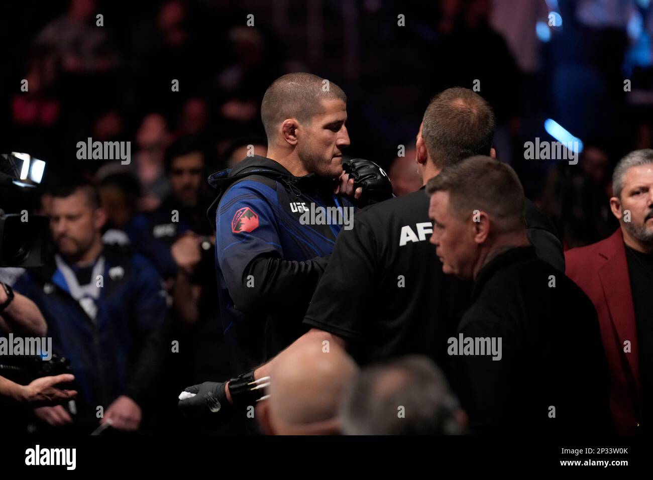 4 marzo 2023, Las Vegas, NV, LAS VEGAS, NV, USA: LAS VEGAS, NV - 4 MARZO: Marc-André Barriault si prepara a combattere Julian Marquez nella lotta contro i pesi medi durante l'evento UFC 285 alla T-Mobile Arena il 4 marzo 2023 a Las Vegas, NV, USA. (Credit Image: © Louis Grasse/PX Imagens via ZUMA Press Wire) SOLO PER USO EDITORIALE! Non per USO commerciale! Foto Stock