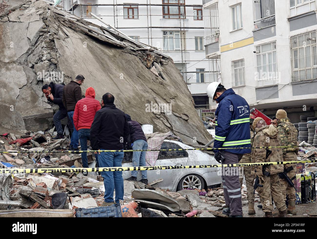 Diyarbakir, Turchia. 6th Feb, 2023. La gente ispeziona l'appartamento Misami, che è stato distrutto durante il terremoto a Diyarbak?r. Gli sforzi di salvataggio sono proseguiti per una settimana nell'appartamento Hisami. Dopo i terremoti di magnitudo 7,7 e 7,6 che si sono verificati a Kahramanmaras in Turchia e che hanno colpito 11 province della regione, circa 13 mila terremoti di intensità diversa si sono verificati tra febbraio 6 e marzo 4. Sabato, 03/04/2023, 4 terremoti gravi si sono verificati in un giorno in Turchia. Il primo terremoto si è verificato a 03,20 ad Adana con una magnitudo di 4,1, il secondo terremoto con Foto Stock