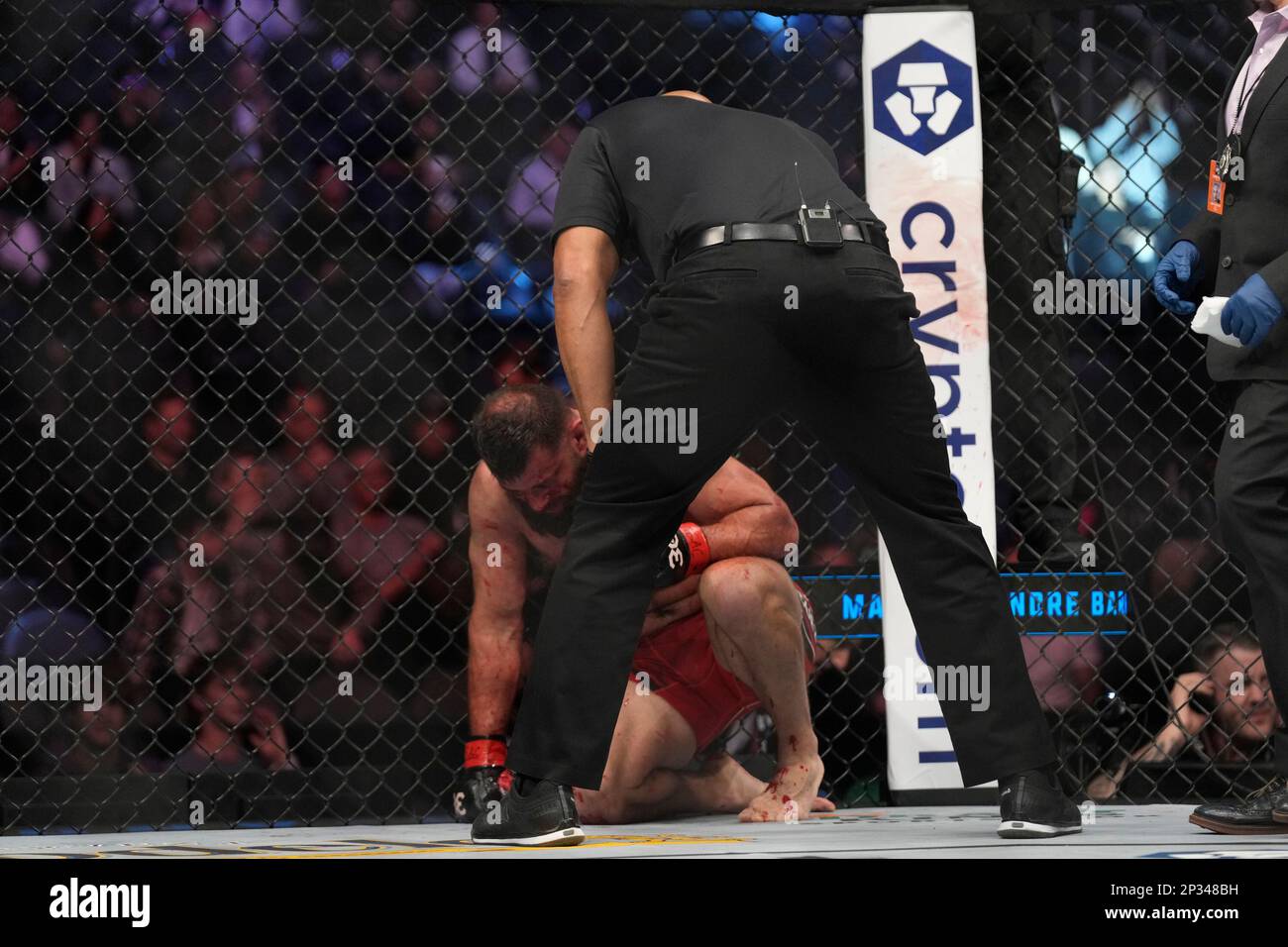 4 marzo 2023, Las Vegas, NV, LAS VEGAS, NV, USA: LAS VEGAS, NV - MARZO 4: (L-R) Julian Marquez reagisce dopo la sua perdita a Marc-André Barriault nella loro lotta contro il peso medio durante l'evento UFC 285 alla T-Mobile Arena il 4 Marzo 2023 a Las Vegas, NV, USA. (Credit Image: © Louis Grasse/PX Imagens via ZUMA Press Wire) SOLO PER USO EDITORIALE! Non per USO commerciale! Foto Stock