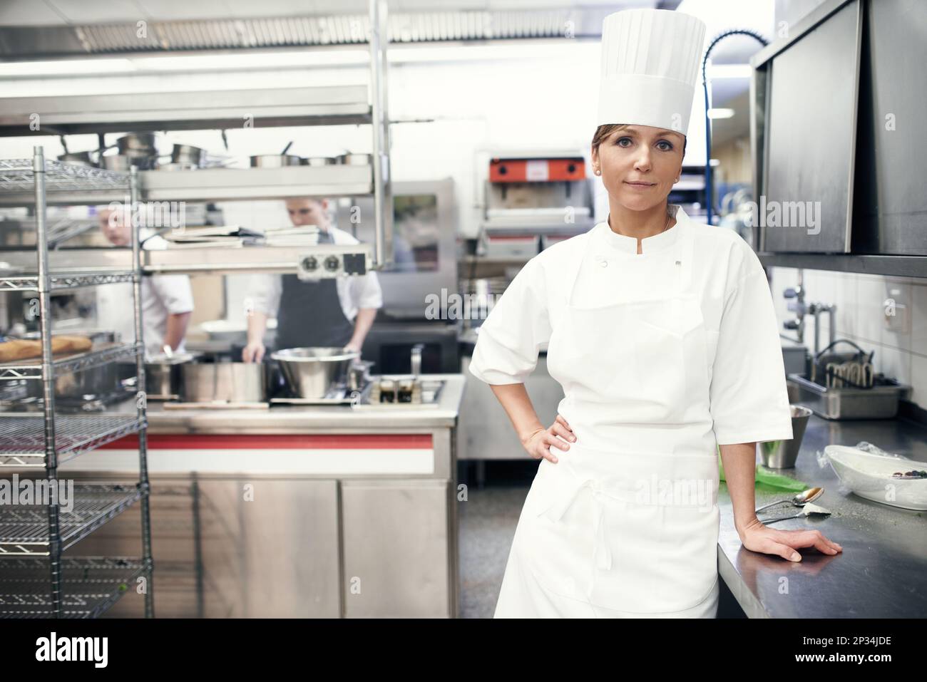 E' qui che la cucina prende vita. Ritratto di uno chef in una cucina professionale. Foto Stock