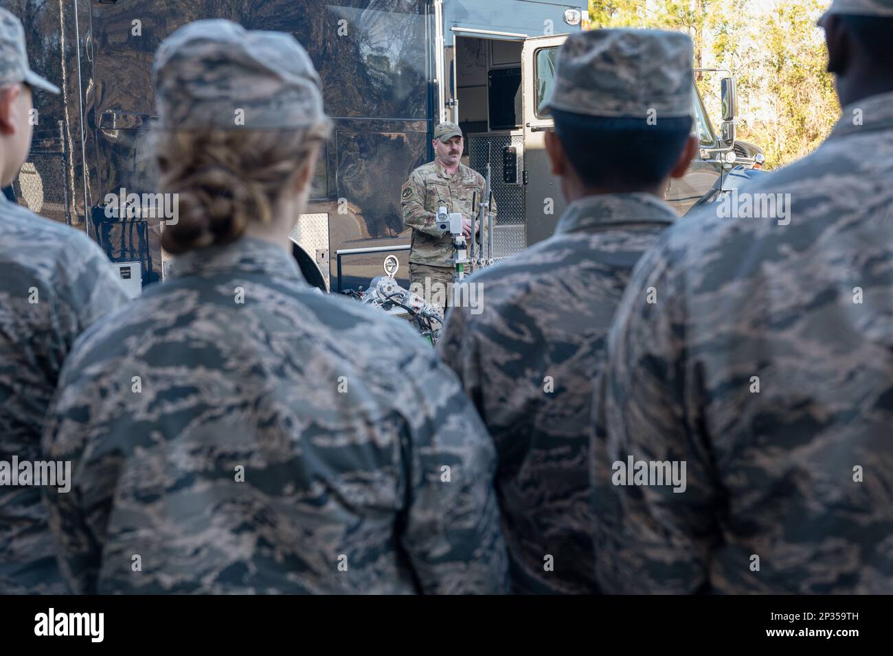 STATI UNITI Personale dell'aeronautica Sgt. Cody PoE, 23rd ingegnere civile Squadron responsabile del team di smaltimento delle ordigni esplosivi, parla agli studenti della Thomasville High School Junior ROTC presso la Moody Air Force base, Georgia, 12 gennaio 2023. Gli studenti hanno appreso i diversi dispositivi e dispositivi di protezione utilizzati dai tecnici EOD. Foto Stock