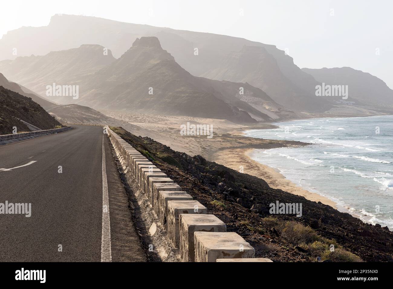 Strada panoramica da Baia das Gatas a Calhau (Parque Norte Baia das Gatas) con vista di una costa e montagne al tramonto, Sao Vicente, Cabo verde Foto Stock