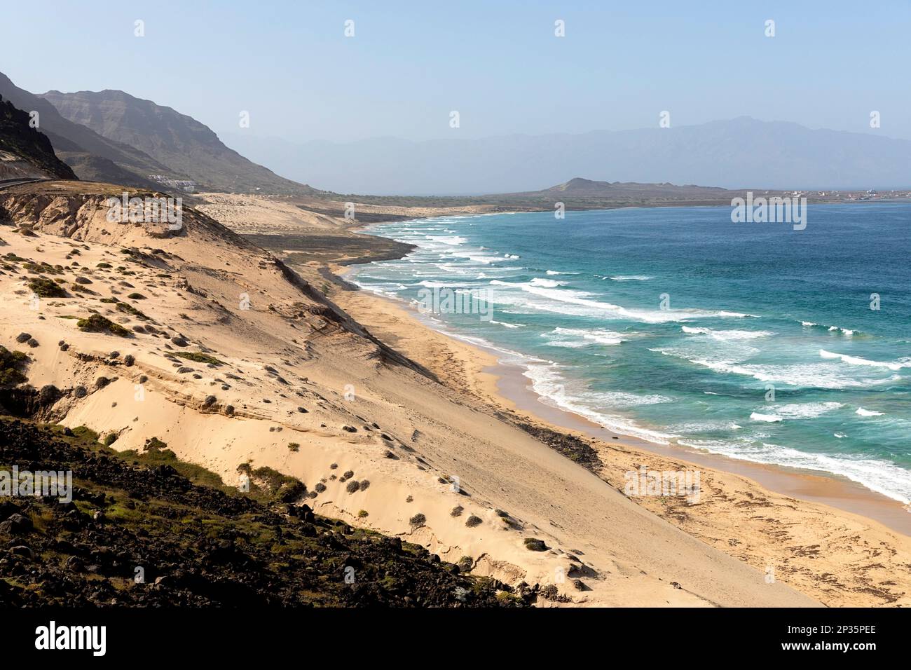 Spettacolare costa da Baia das Gatas a Calhau con dune di sabbia e vista di una lunga spiaggia e montagne, Sao Vicente, Cabo verde Foto Stock