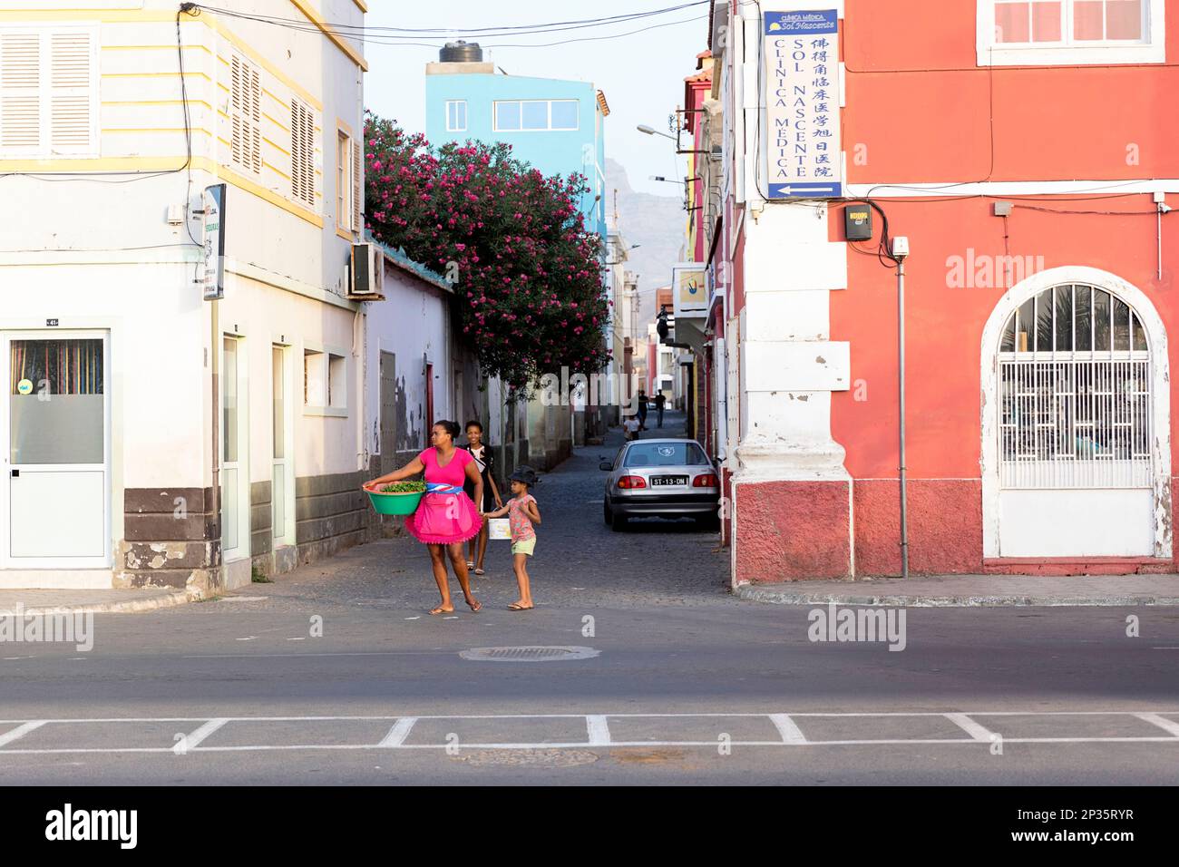 Scene di strada quotidiane dalla città di Mindelo sull'isola di Sao Vicente a Cabo verde, case colorate, stile di vita della gente, strade vivaci Foto Stock
