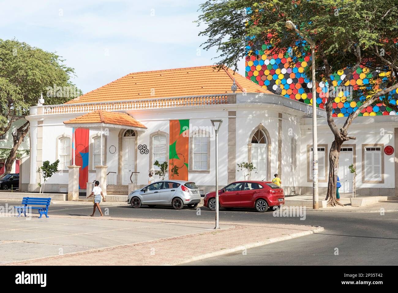 Scene di strada giornaliere dalla città di Mindelo sull'isola di Sao Vicente a Cabo verde, case colorate, stile di vita delle persone Foto Stock