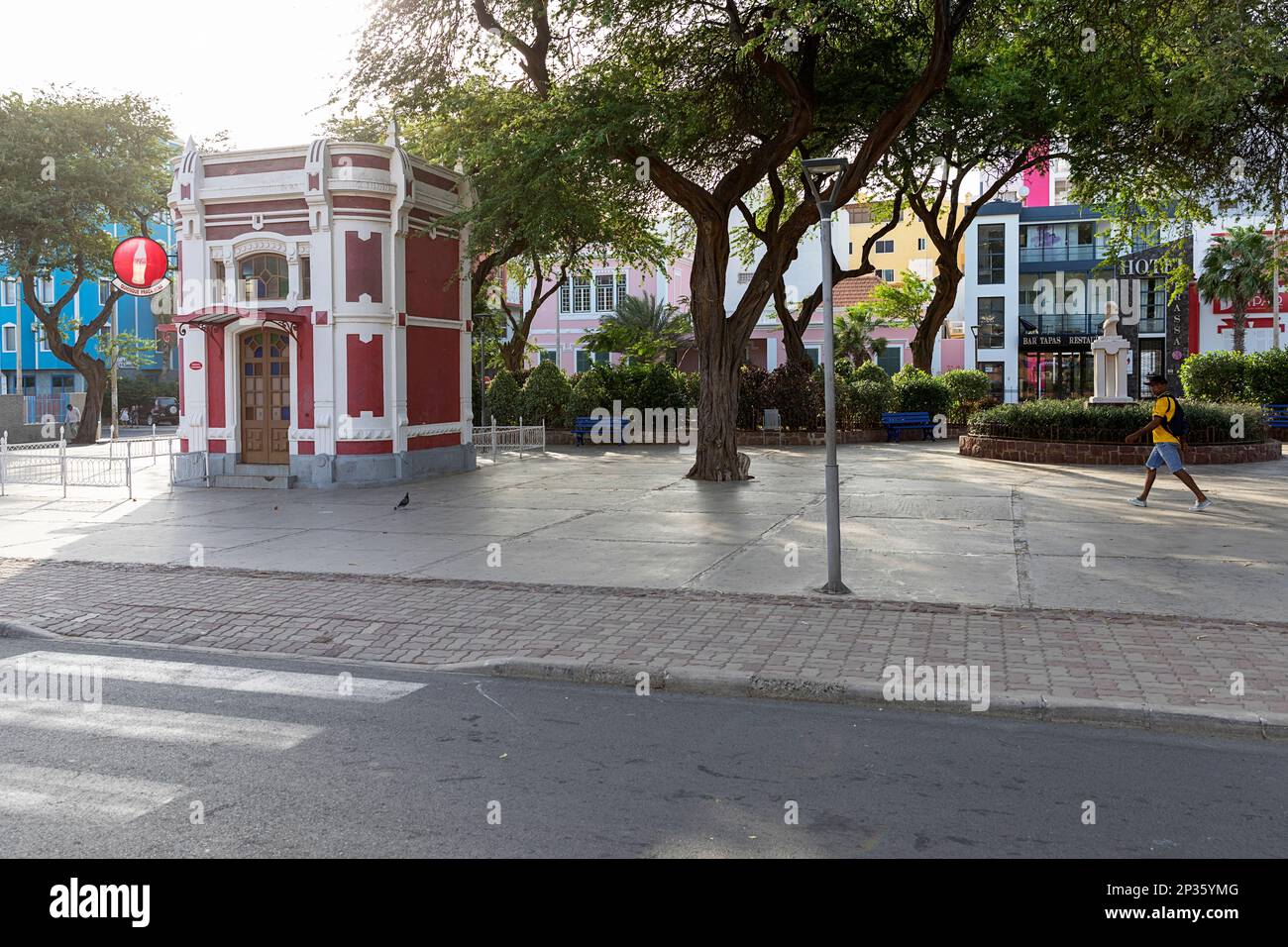 Scene di strada giornaliere dalla città di Mindelo sull'isola di Sao Vicente a Cabo verde, case colorate, stile di vita delle persone, parco cittadino, vegetazione Foto Stock