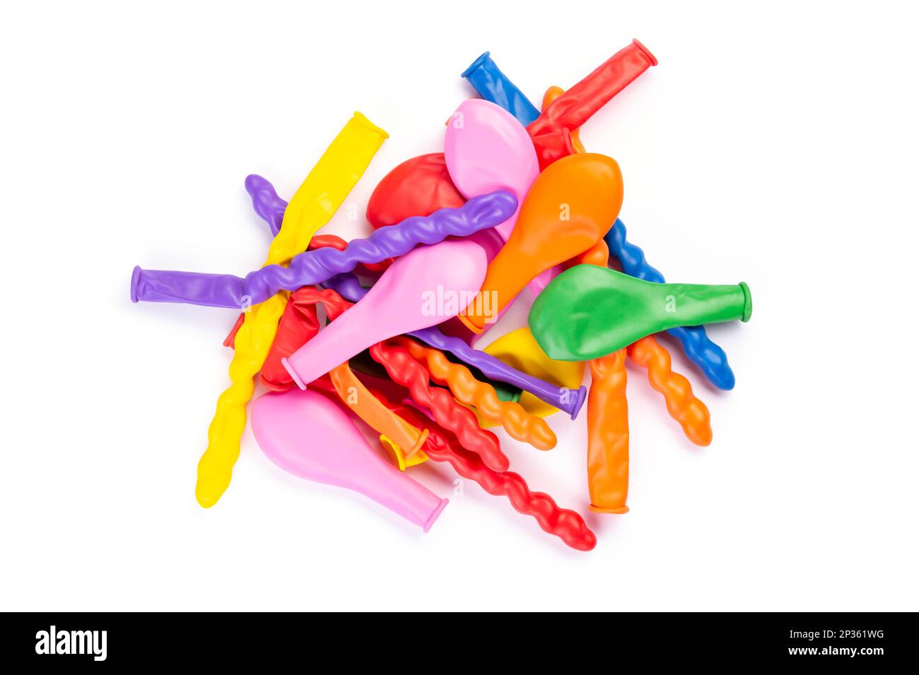 Сolorful palloncini sgonfi. Nuovi palloncini colorati isolati su sfondo bianco. Oggetto per arredamento festa di compleanno. Vista dall'alto. Foto Stock