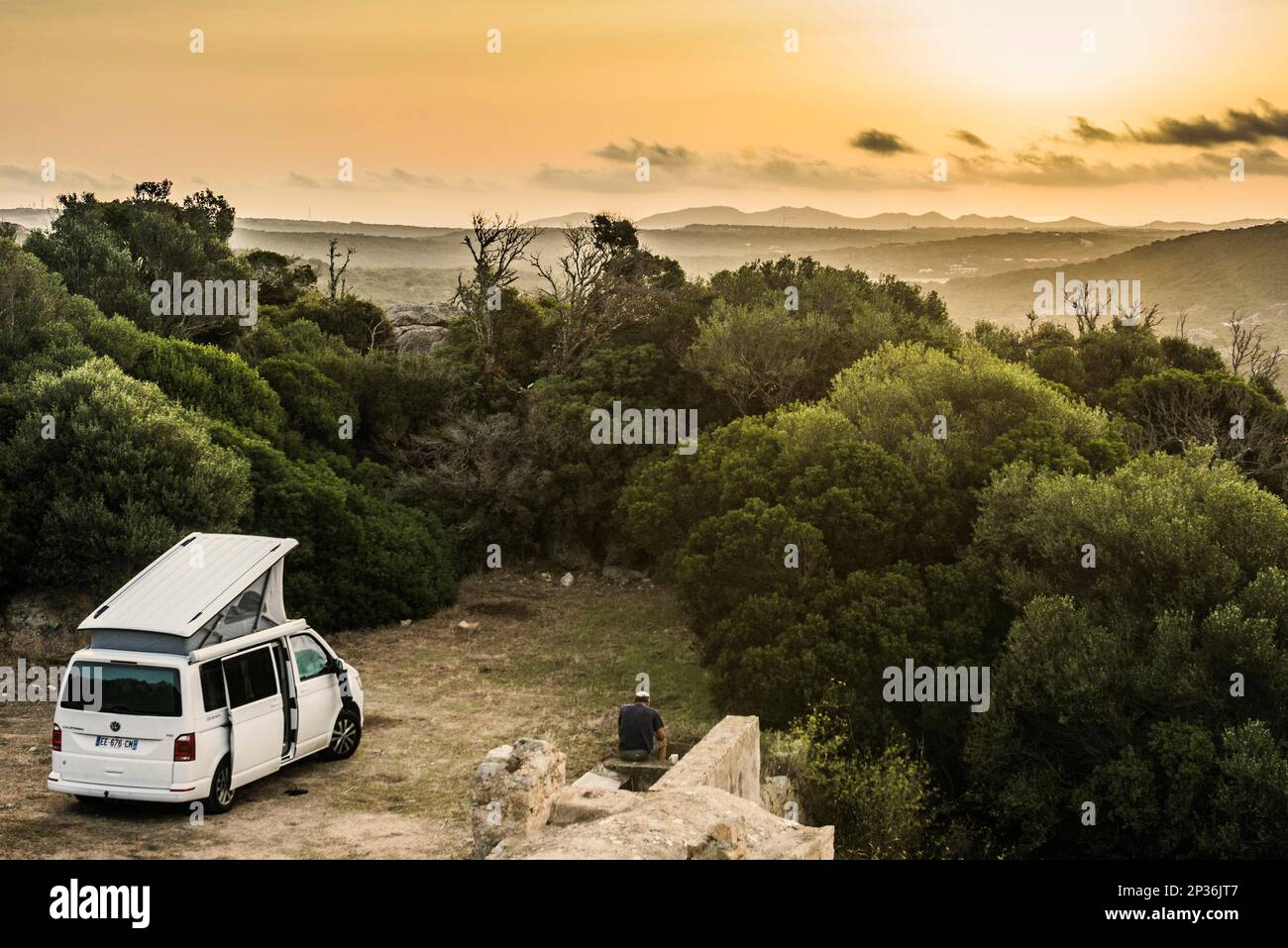 Camper, Alba, Ermitage de la Trinite, Bonifacio, Costa del Sud, Dipartimento Corse-du-Sud, Corsica, Mar Mediterraneo, Francia Foto Stock