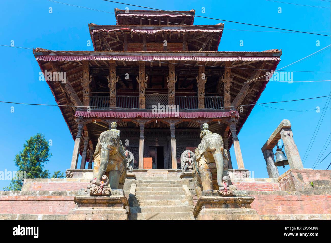 Ganesh santuario, Uma Maheshwar tempio, custodito da due elefanti di pietra, Kirtipur, Nepal Foto Stock