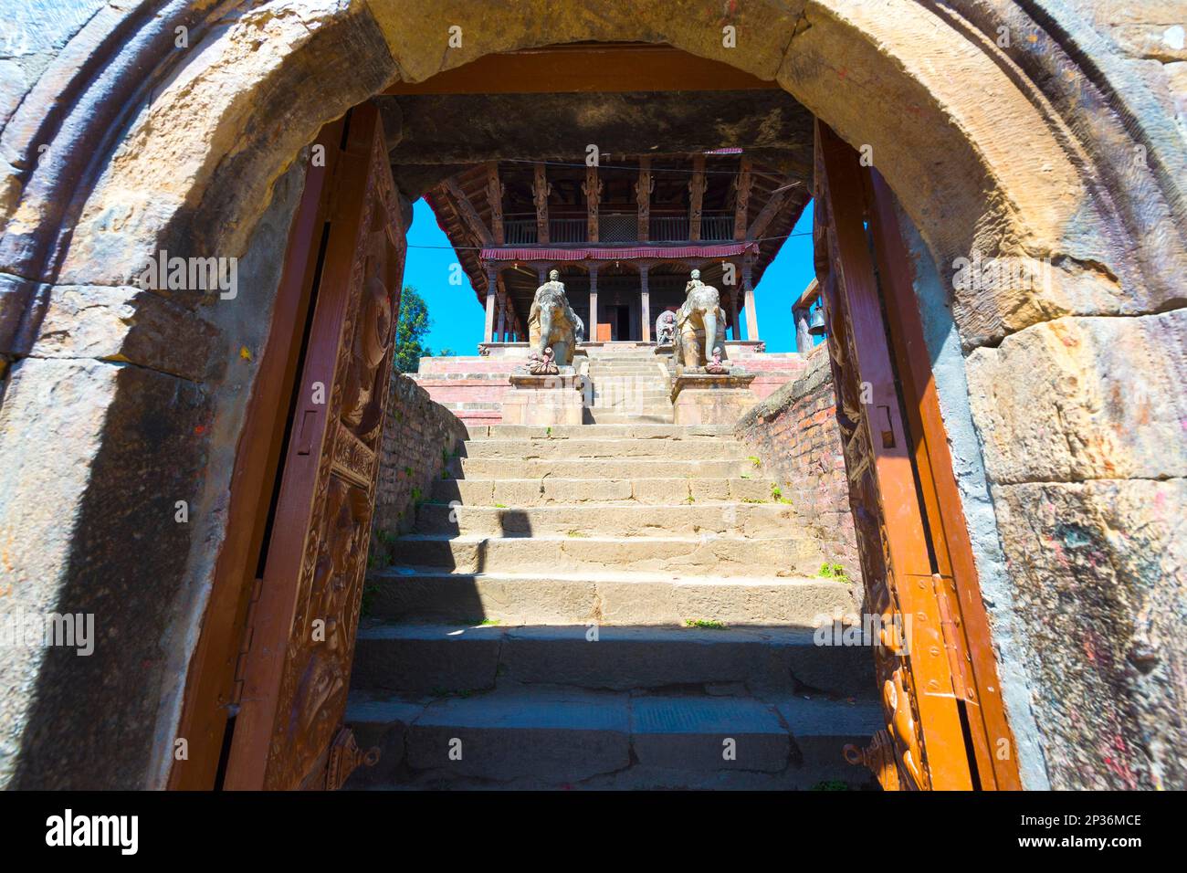 Ganesh santuario, Uma Maheshwar tempio, custodito da due elefanti di pietra, Kirtipur, Nepal Foto Stock