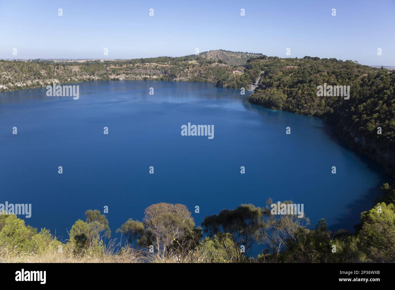 Vista del lago monomictico situato nel mario vulcanico estinto, Blue Lake, Mount Gambier, Australia Meridionale, Australia Foto Stock