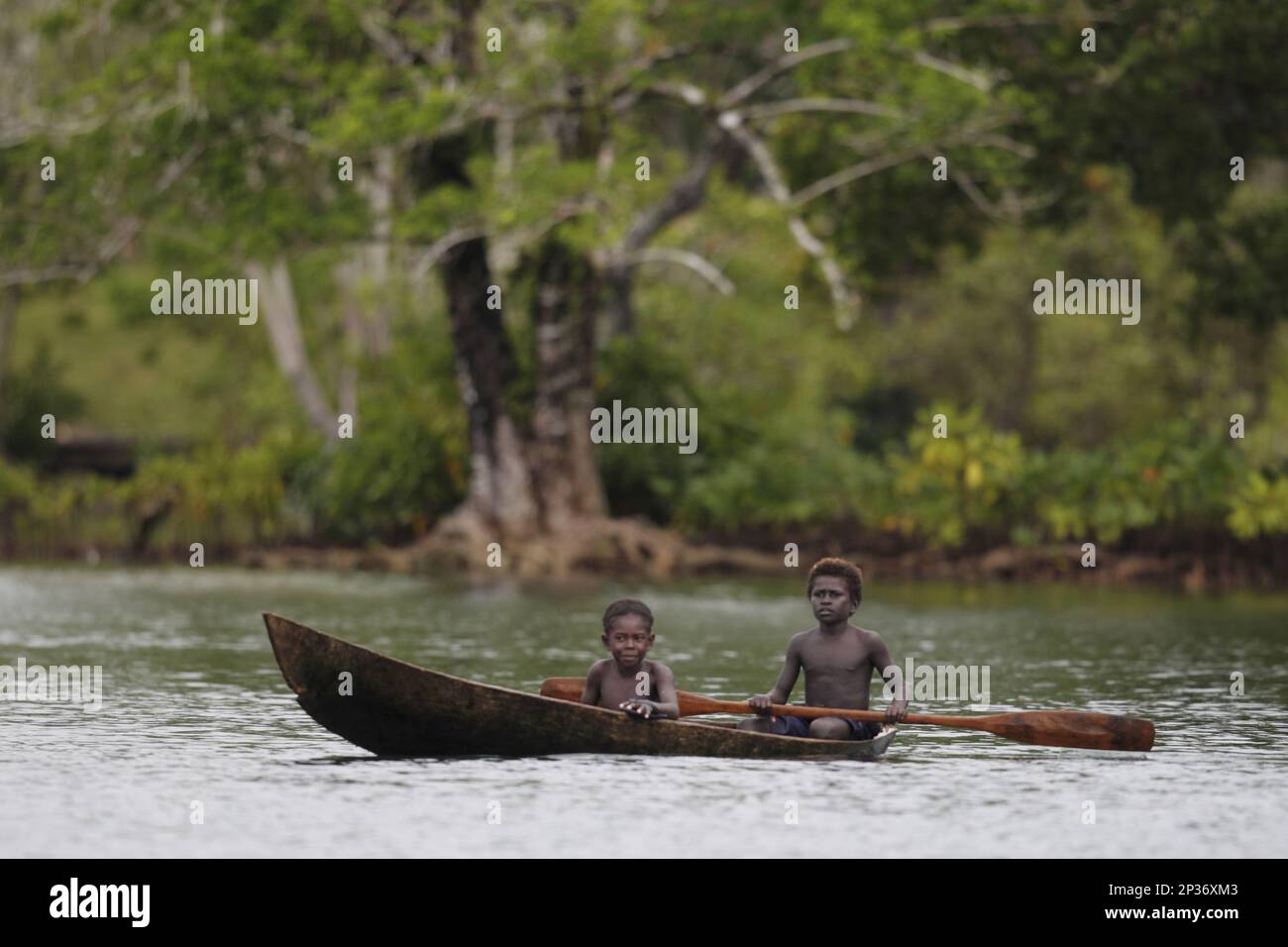 Due ragazzi che si adornano una canoa, isola di Kolombangara, Isole  Salomone Foto stock - Alamy