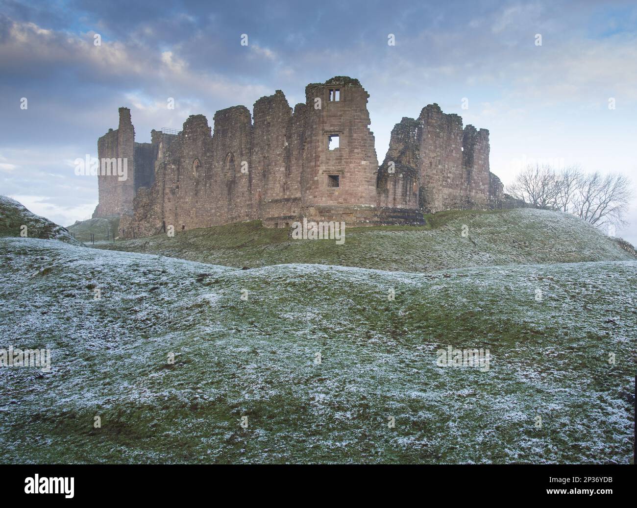 Vista delle rovine del castello all'alba nel gelo, il castello di Brough, la chiesa di Brough, Kirkby Stephen, Cumbria, Inghilterra, Regno Unito Foto Stock