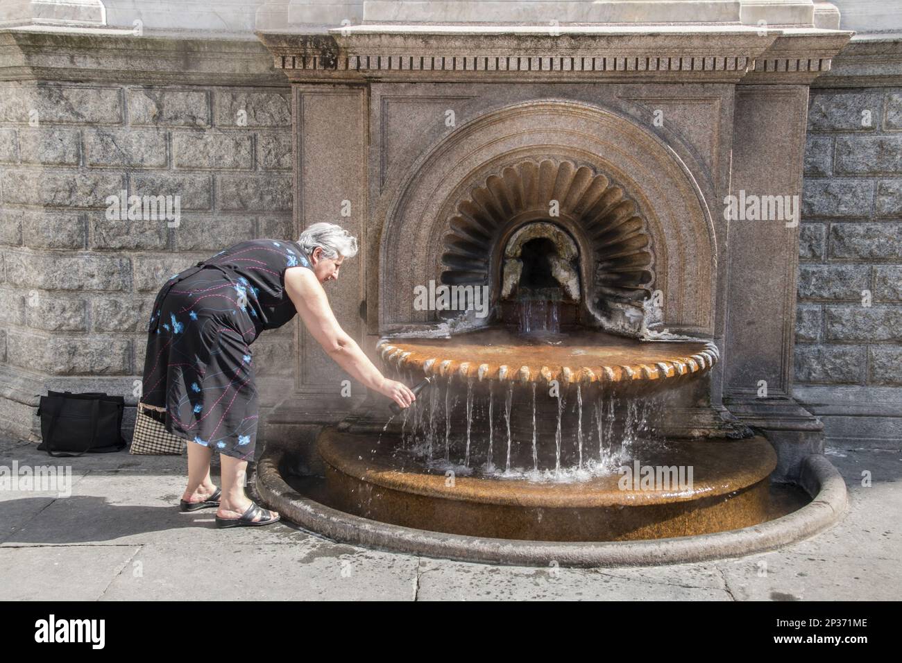 Cattura l'acqua calda solforosa della sorgente la Bollente nel centro di Acqui Terme, Piemonte Italia Foto Stock