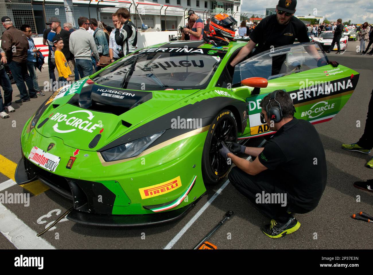 Auto Racing, Europa, controllo pneumatici, pista da corsa, Inferno verde, Circuito di Nuerburgring, Renania-Palatinato, Germania Foto Stock