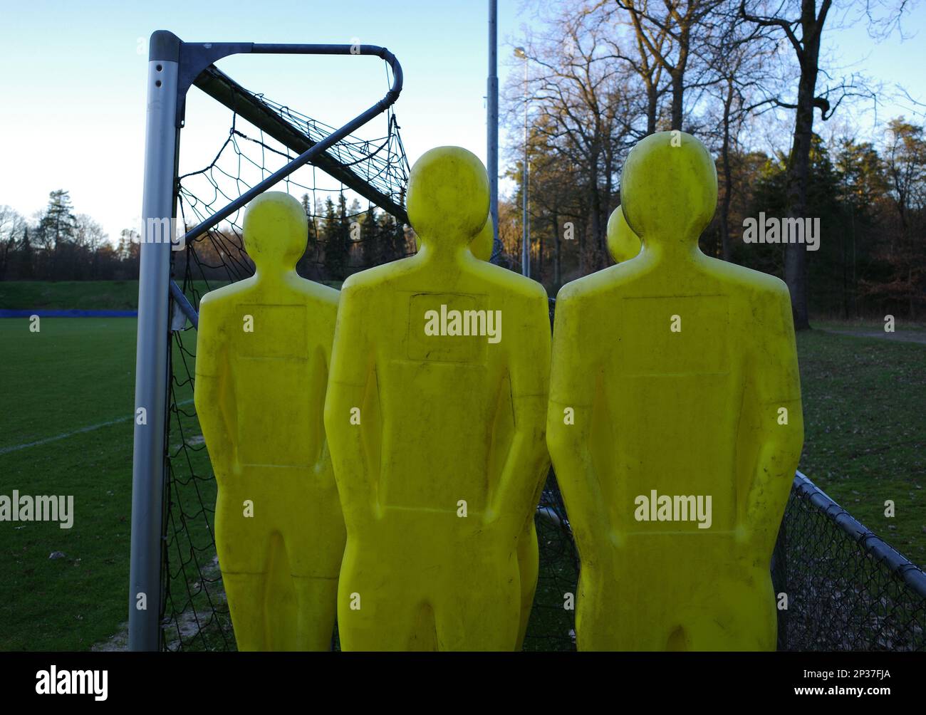 Manichini di calcio gratuiti per allenamento in plastica gialla Foto Stock
