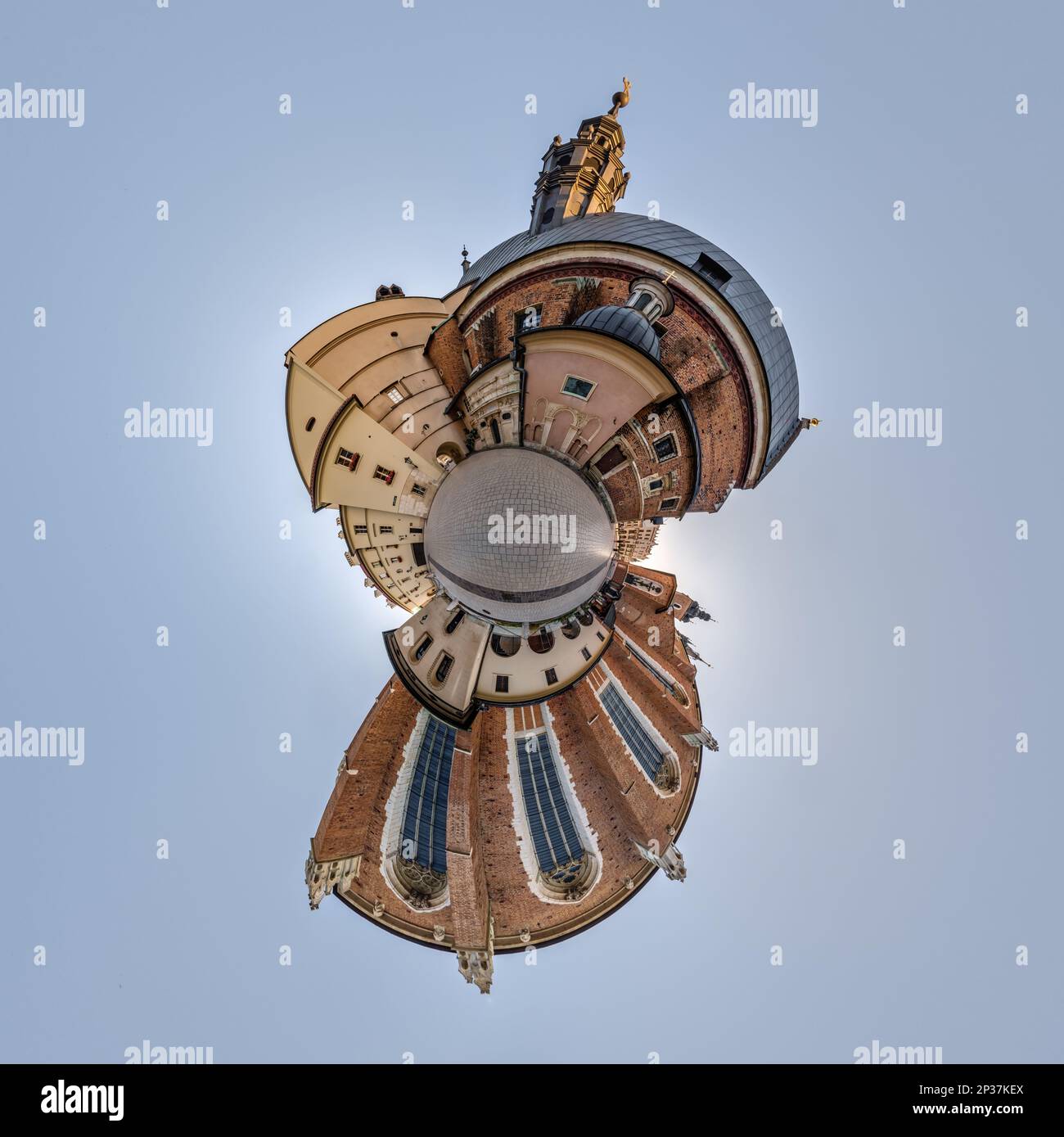 Piccolo pianeta e antenna sferica 360 vista panoramica sulla strada antica città medievale con chiesa e edifici storici Foto Stock