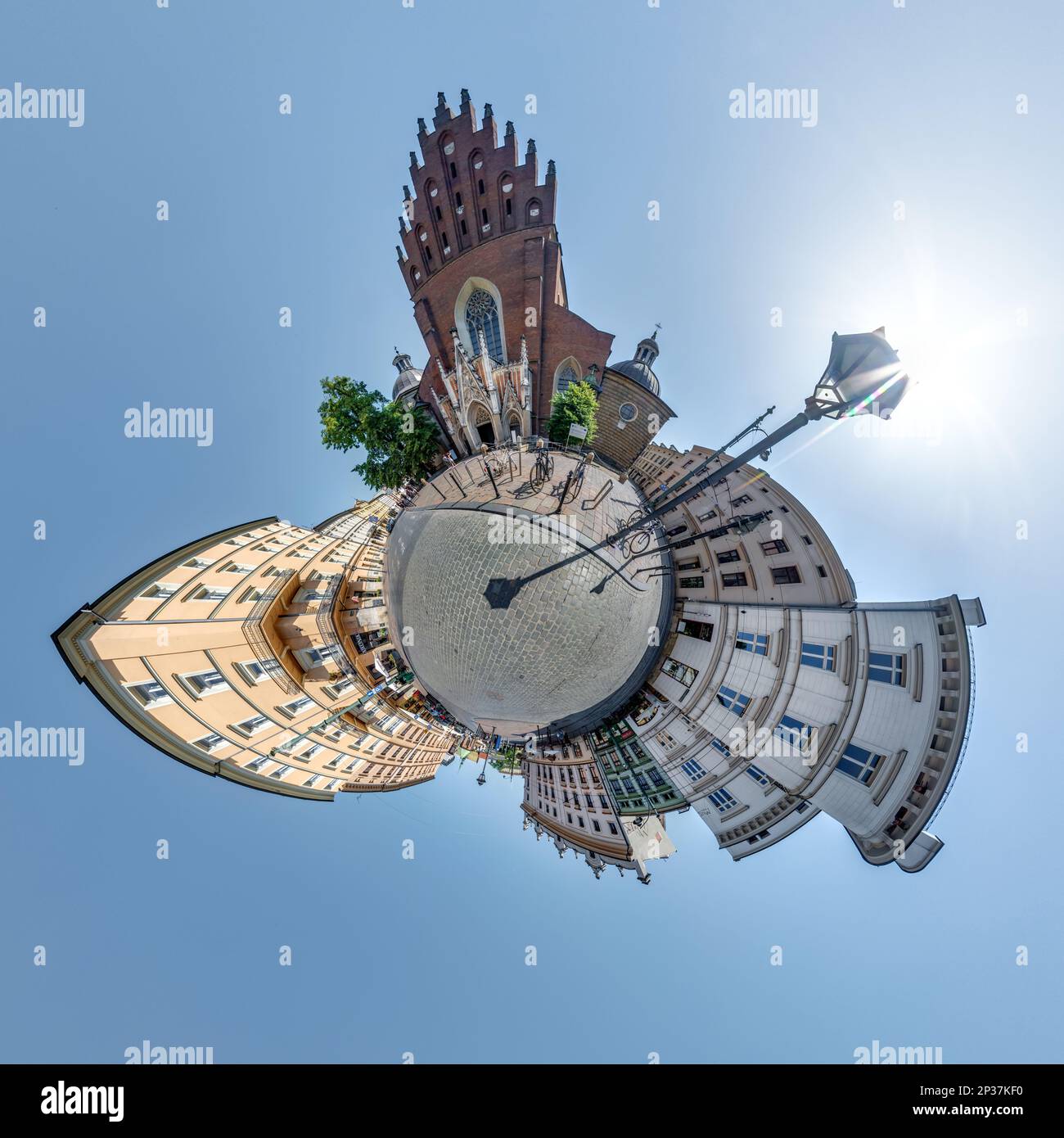 Piccolo pianeta e antenna sferica 360 vista panoramica sulla strada antica città medievale con chiesa e edifici storici Foto Stock