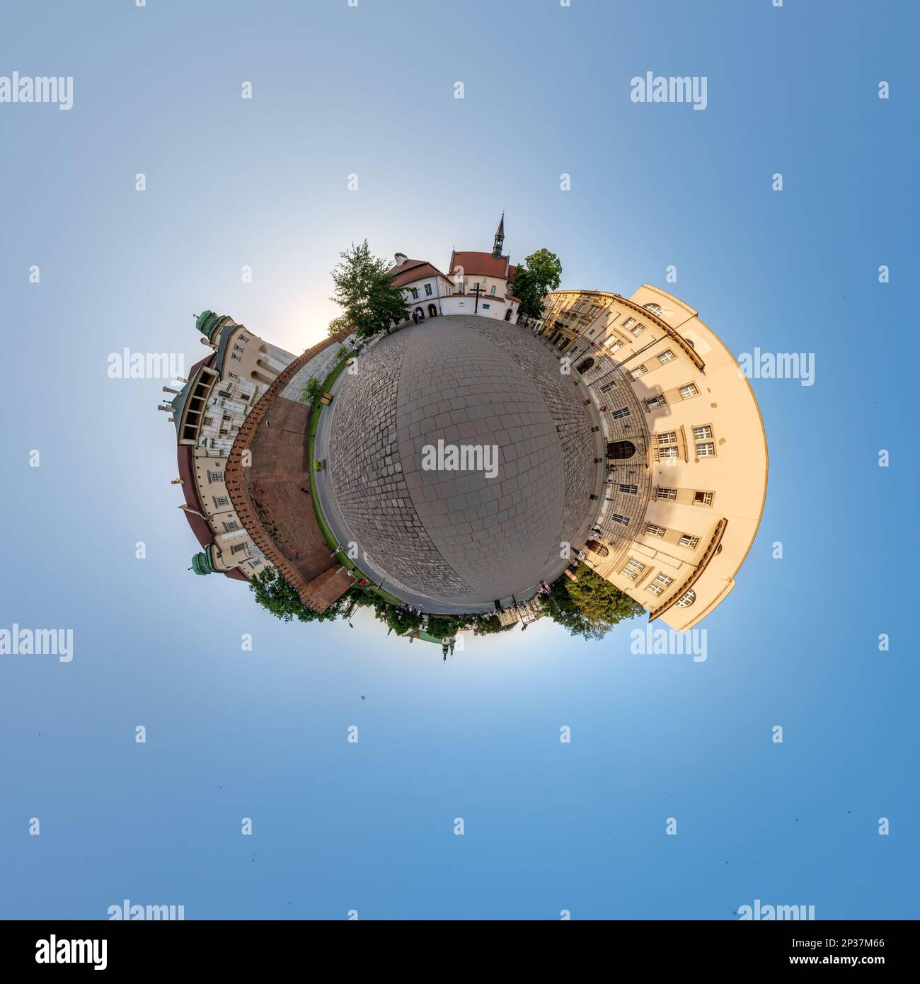Piccolo pianeta e antenna sferica 360 vista panoramica sulla strada antica città medievale con chiesa e edifici storici Foto Stock