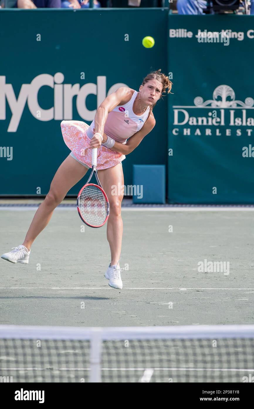 April 10, 2015 - Charleston, SC, U.S. - Charleston, SC - Apr 10, 2015: 3 Andrea Petkovic (GER) serves to Q Danka Kovinic (MNE) during their Quarterfinal match at the Family Circle Cup at the Family Circle Tennis Center in Charleston, SC...Andrea Petkovic defeats Danka Kovinic 2-6, 6-3, 6-1 (Cal Sport Media via AP Images) Foto Stock