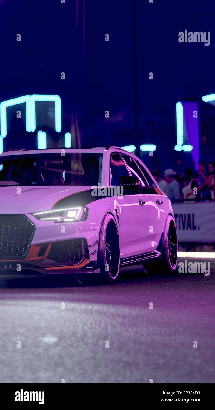 Audi RS6 con belle luci al neon riflettenti. Foto Stock