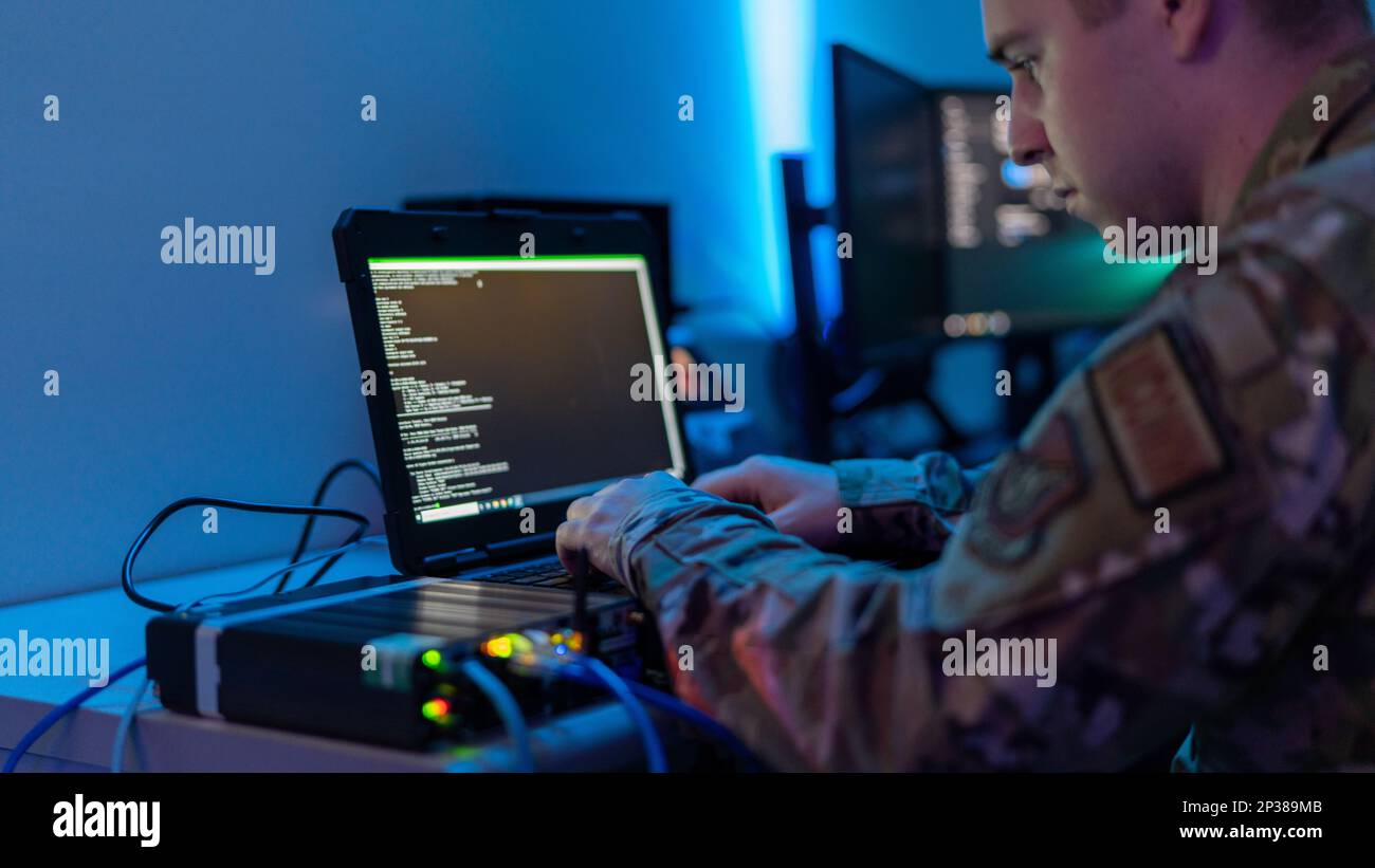 Airman 1st Class Cody Moser, 18th Communications Squadron, tecnico di comunicazioni di spedizione, esegue un test delle prestazioni per un terminale Starlink presso la base aerea di Kadena, Giappone, 10 gennaio 2023. “Starlink fornisce un metodo di connessione a Internet facile da usare per le truppe dislocate in tutto il mondo e migliora le capacità di comunicazione dell’Air Force per garantire il successo della missione”, ha affermato Moser. Foto Stock