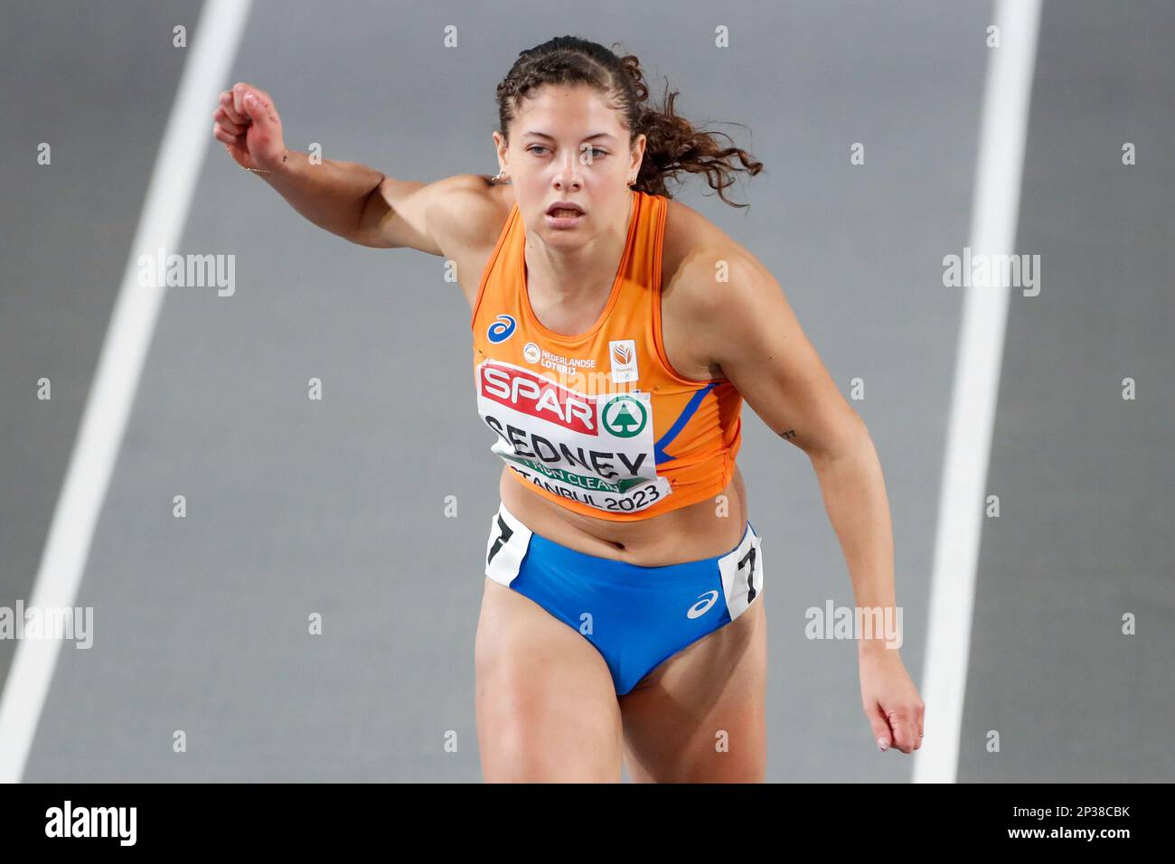 ISTANBUL, TURCHIA - 5 MARZO: Zoe Sedney dei Paesi Bassi in gara nelle 60m Hurdles Women durante il giorno 3 dei Campionati europei di atletica indoor all'Atakoy Athletics Arena il 5 marzo 2023 a Istanbul, Turchia (Foto di Nikola Krstic/BSR Agency) Foto Stock