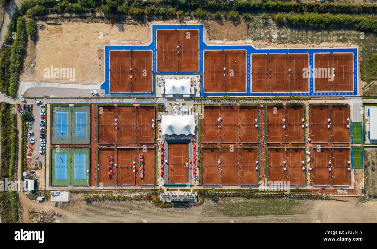 Vista aerea del campo da tennis in terra battuta in una giornata di sole Foto Stock