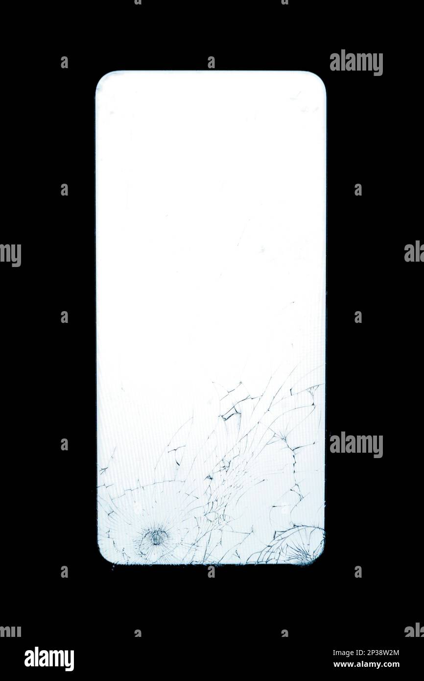 Telefono cellulare con vetro rotto e schermo bianco isolato su sfondo nero Foto Stock