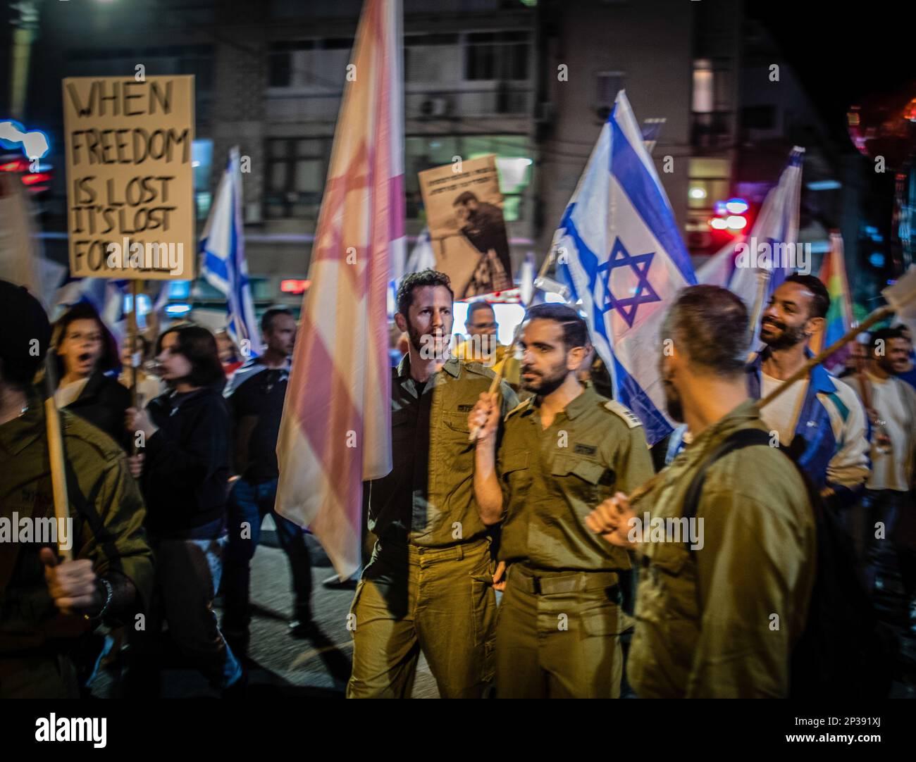 Tel Aviv, Israele. 04th Mar, 2023. I soldati della riserva israeliana marciano durante una dimostrazione. Oltre 400.000 persone hanno protestato in tutto Israele per la nona settimana consecutiva contro un piano di governi per la revisione della magistratura. (Foto di Eyal Warshavsky/SOPA Images/Sipa USA) Credit: Sipa USA/Alamy Live News Foto Stock