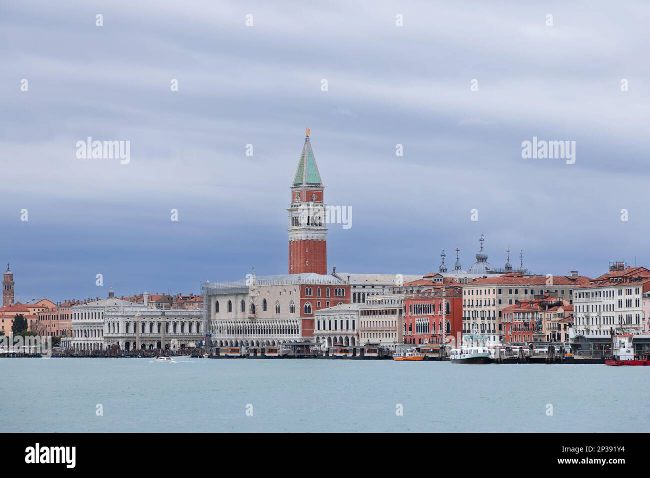 Vista panoramica con nuvole pesanti dall'acqua su Piazza San Marco nella città di Venezia (foto verticale) Foto Stock