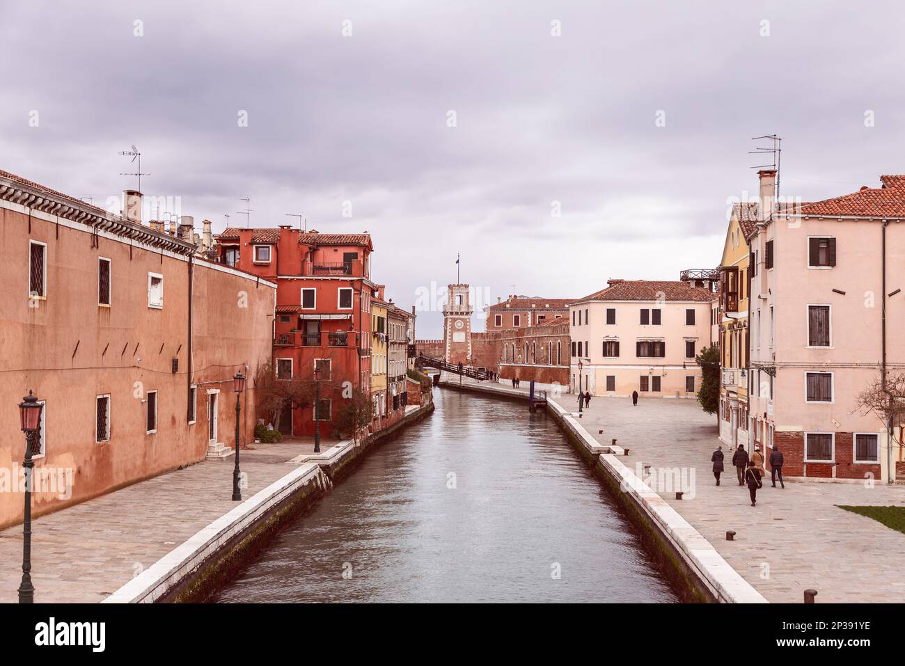 Canale di Venezia che conduce all'arsenale veneziano (foto in stile vintage) Foto Stock