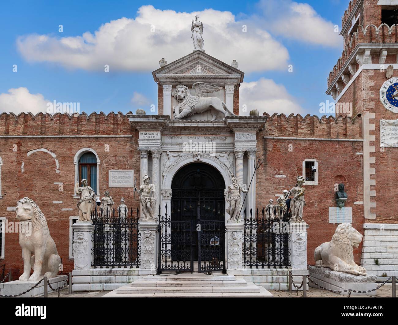 Porta da Terra, l'ingresso monumentale dell'Arsenale di Venezia, è incorniciato da leoni di marmo, figure scolpite e mura di mattoni rossi a Venezia, Italia. Foto Stock