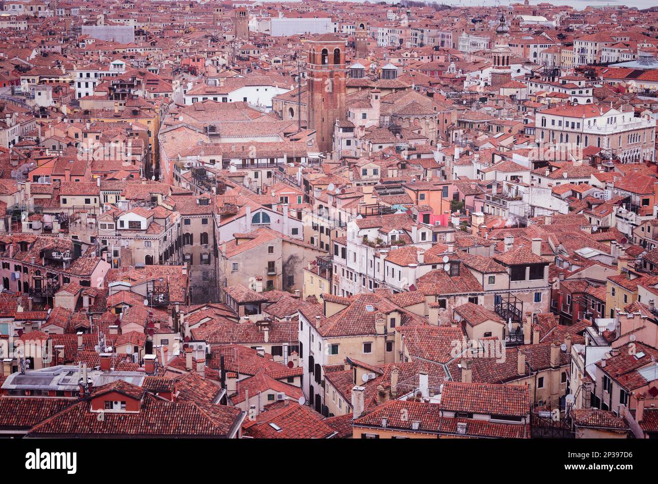 Vista dall'alto dei caotici edifici medievali nel centro di Venezia (effetto foto d'epoca) Foto Stock