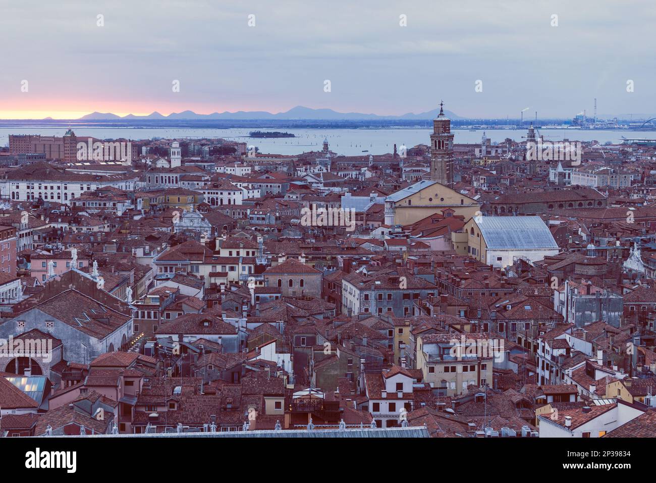Vista aerea dal campanile (Campanile di San Marco) al tramonto sui tetti di Venezia (effetto foto d'epoca) Foto Stock