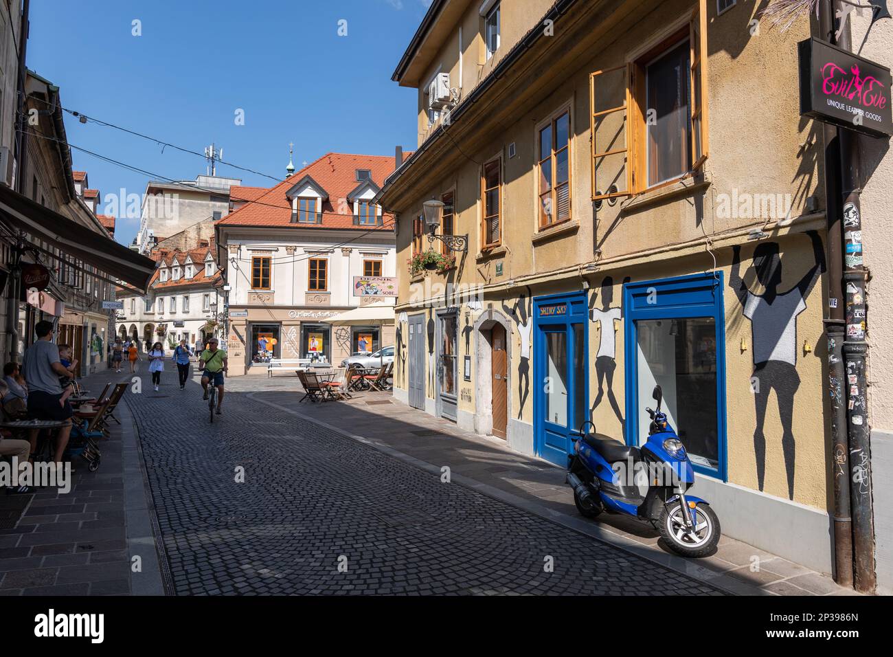 La strada Trubarjeva cesta nella città di Lubiana in Slovenia. Foto Stock