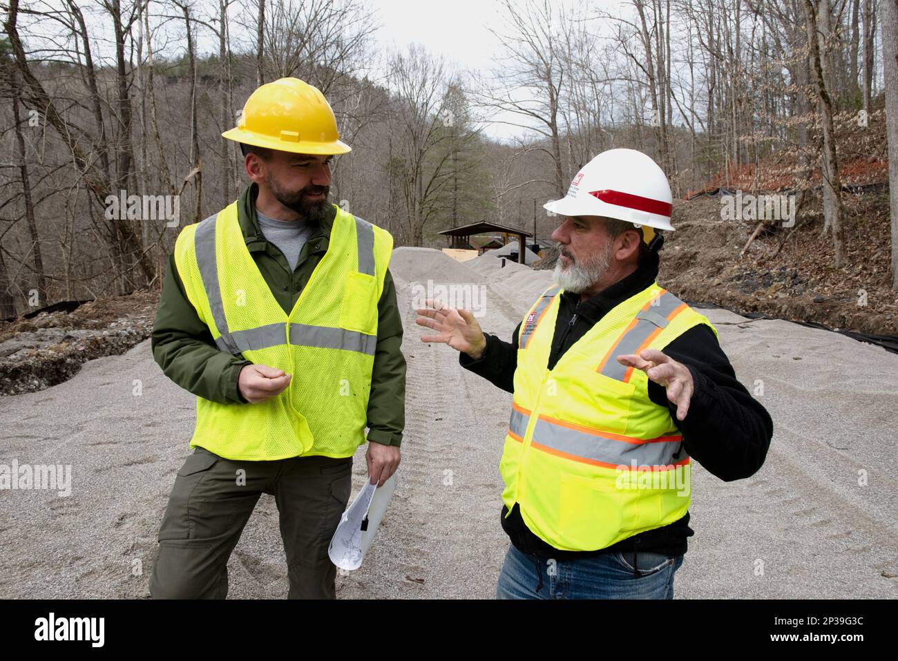 Greg Bishop (a destra), responsabile di progetto senior Interagency and International Services (IIS) e responsabile di programma per gli Stati Uniti Army Corps of Engineers Nashville District, e Kenny Gilreath, capo della Facility Management per la Big South Fork National River Recreation Area, Obed National Wild e Scenic River, E il Manhattan Project National Historical Park a Oak Ridge, discutete la strada da seguire per un progetto di costruzione di acque reflue presso la miniera Blue Heron Mine del National Park Service presso il Big South Fork National River and Recreation Area a Stearns, Kentucky. Foto Stock
