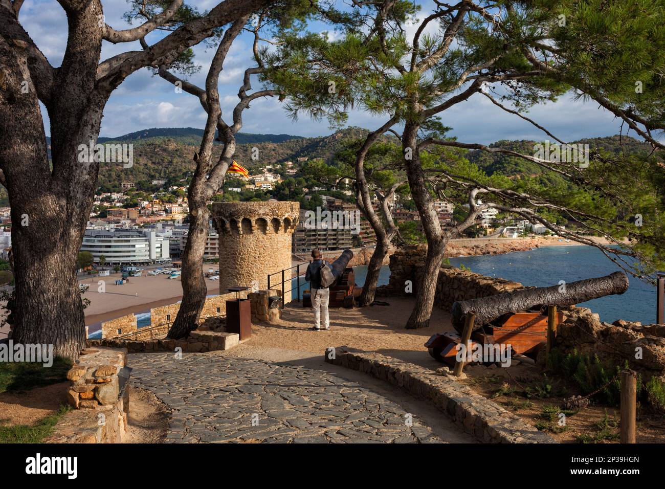 Tossa de Mar sulla Costa Brava in Catalogna, Spagna, Cap de Tossa promontorio panoramico con muro, torre e cannoni medievali che proteggono la costa. Foto Stock